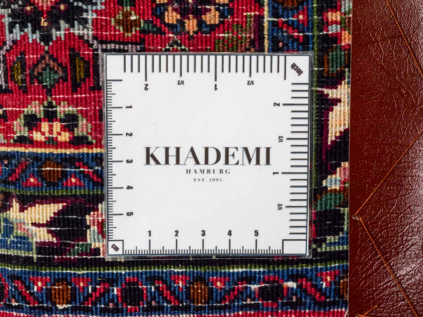 Handgeknüpfter Bidjar Sandjan Perserteppich von Khademi aus Wolle, rot. Kurdischer Dorfteppich mit geometrischem Medaillon. Von Hand geknüpft in Iran. Größe: 60 cm x 50 cm. Teppichnummer: DB3-1040. Verkauf durch Jupiter Intl.