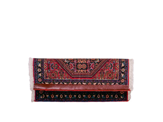 Handgeknüpfter Bidjar Sandjan Perserteppich von Khademi aus Wolle, rot. Kurdischer Dorfteppich mit geometrischem Medaillon. Von Hand geknüpft in Iran. Größe: 60 cm x 50 cm. Teppichnummer: DB3-1040. Verkauf durch Jupiter Intl.