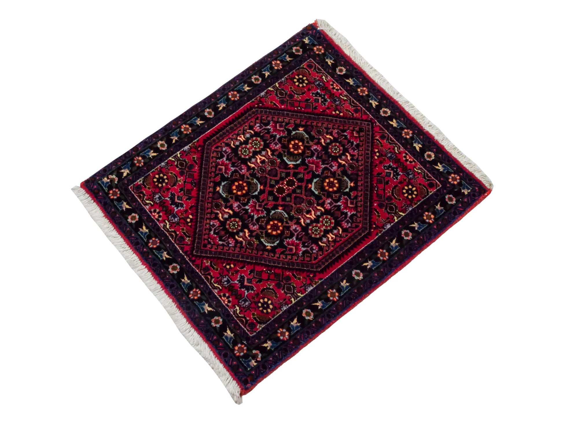 Handgeknüpfter Bidjar Sandjan Perserteppich von Khademi aus Wolle, rot. Kurdischer Dorfteppich mit geometrischem Medaillon. Von Hand geknüpft in Iran. Größe: 60 cm x 50 cm. Teppichnummer: DB3-1040. Verkauf durch Jupiter Intl.