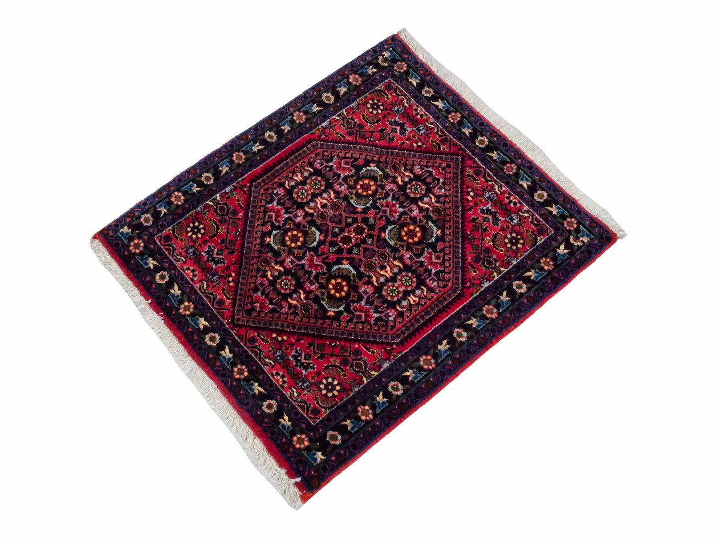 Handgeknüpfter Bidjar Sandjan Perserteppich von Khademi aus Wolle, rot. Kurdischer Dorfteppich mit geometrischem Medaillon. Von Hand geknüpft in Iran. Größe: 60 cm x 50 cm. Teppichnummer: DB3-1040. Verkauf durch Jupiter Intl.