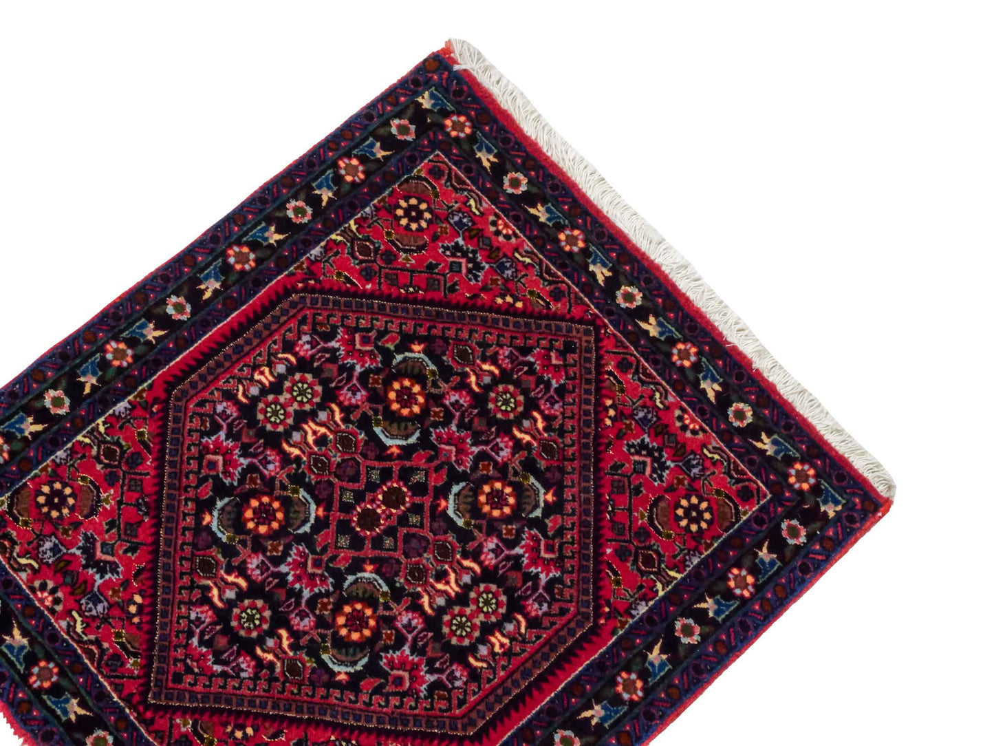 Handgeknüpfter Bidjar Sandjan Perserteppich von Khademi aus Wolle, rot. Kurdischer Dorfteppich mit geometrischem Medaillon. Von Hand geknüpft in Iran. Größe: 60 cm x 50 cm. Teppichnummer: DB3-1040. Verkauf durch Jupiter Intl.
