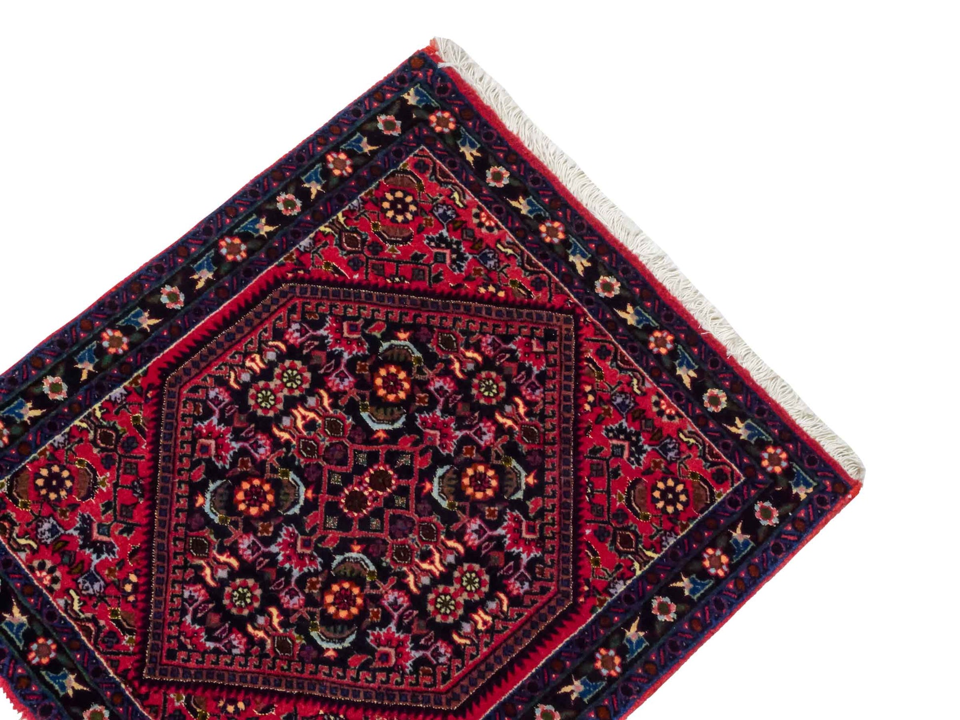 Handgeknüpfter Bidjar Sandjan Perserteppich von Khademi aus Wolle, rot. Kurdischer Dorfteppich mit geometrischem Medaillon. Von Hand geknüpft in Iran. Größe: 60 cm x 50 cm. Teppichnummer: DB3-1040. Verkauf durch Jupiter Intl.