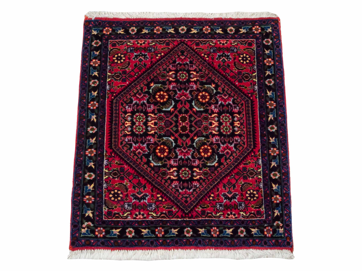 Handgeknüpfter Bidjar Sandjan Perserteppich von Khademi aus Wolle, rot. Kurdischer Dorfteppich mit geometrischem Medaillon. Von Hand geknüpft in Iran. Größe: 60 cm x 50 cm. Teppichnummer: DB3-1040. Verkauf durch Jupiter Intl.