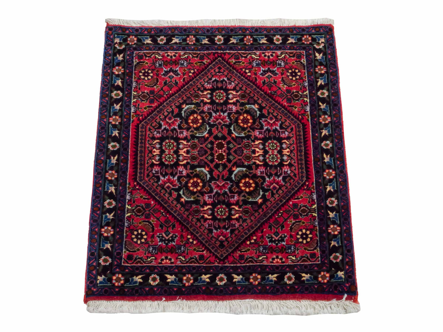 Handgeknüpfter Bidjar Sandjan Perserteppich von Khademi aus Wolle, rot. Kurdischer Dorfteppich mit geometrischem Medaillon. Von Hand geknüpft in Iran. Größe: 60 cm x 50 cm. Teppichnummer: DB3-1040. Verkauf durch Jupiter Intl.
