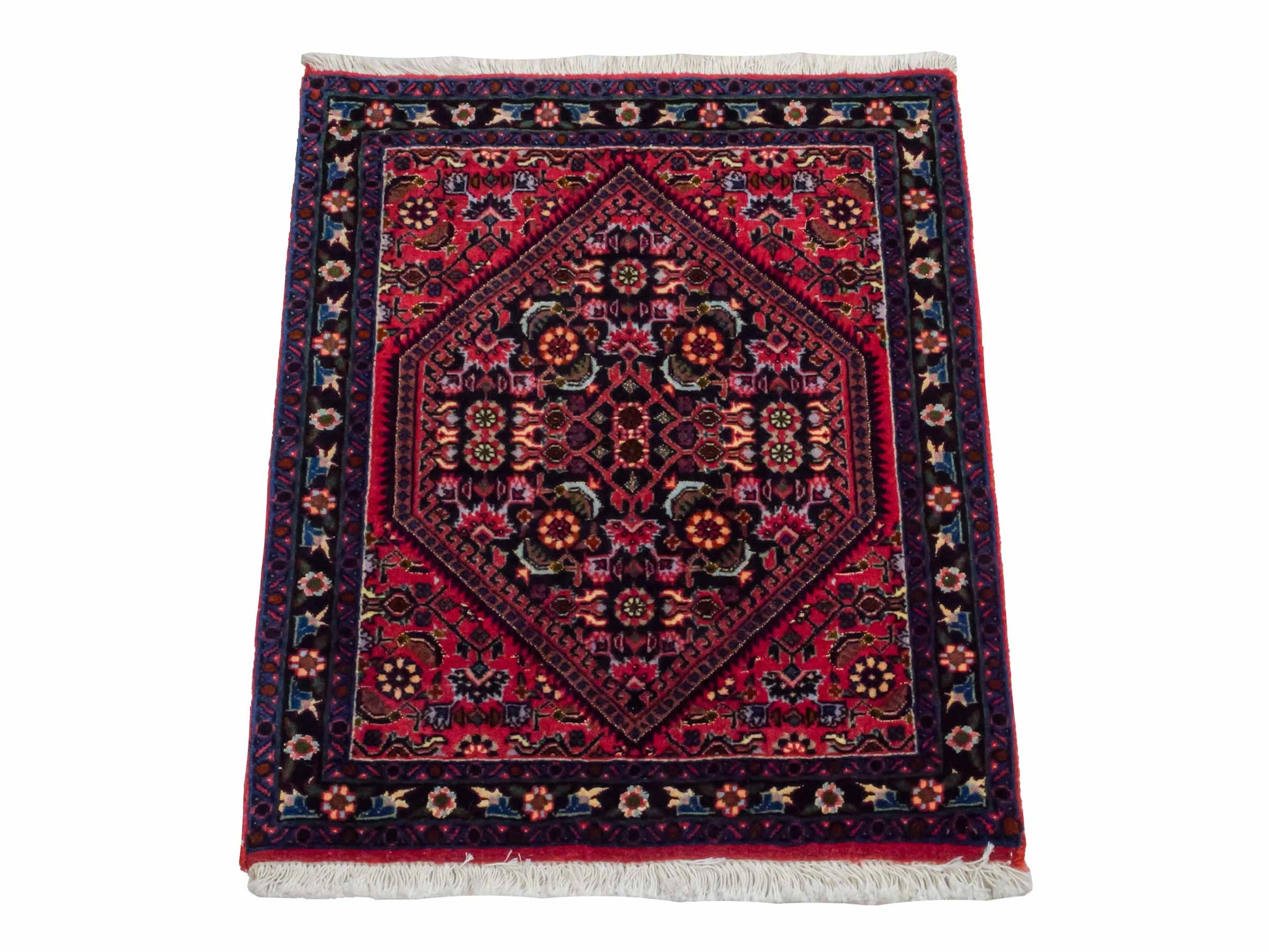 Handgeknüpfter Bidjar Sandjan Perserteppich von Khademi aus Wolle, rot. Kurdischer Dorfteppich mit geometrischem Medaillon. Von Hand geknüpft in Iran. Größe: 60 cm x 50 cm. Teppichnummer: DB3-1040. Verkauf durch Jupiter Intl.