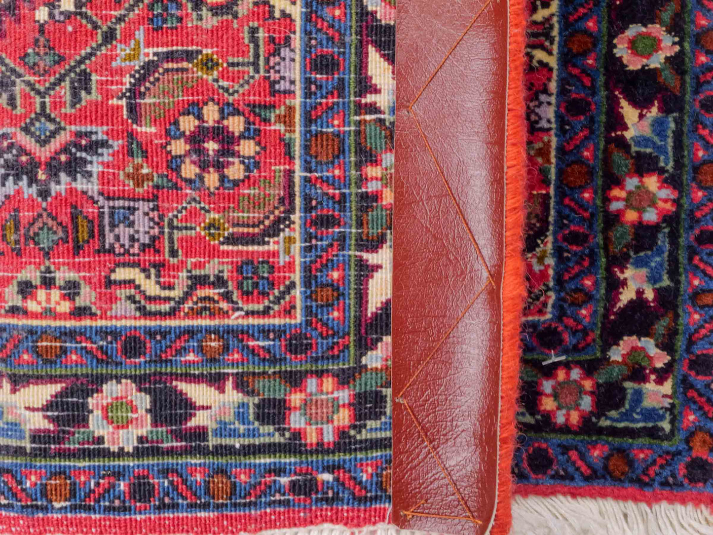 Handgeknüpfter Bidjar Sandjan Perserteppich von Khademi aus Wolle, rot. Kurdischer Dorfteppich mit geometrischem Medaillon. Von Hand geknüpft in Iran. Größe: 60 cm x 50 cm. Teppichnummer: DB3-1040. Verkauf durch Jupiter Intl.