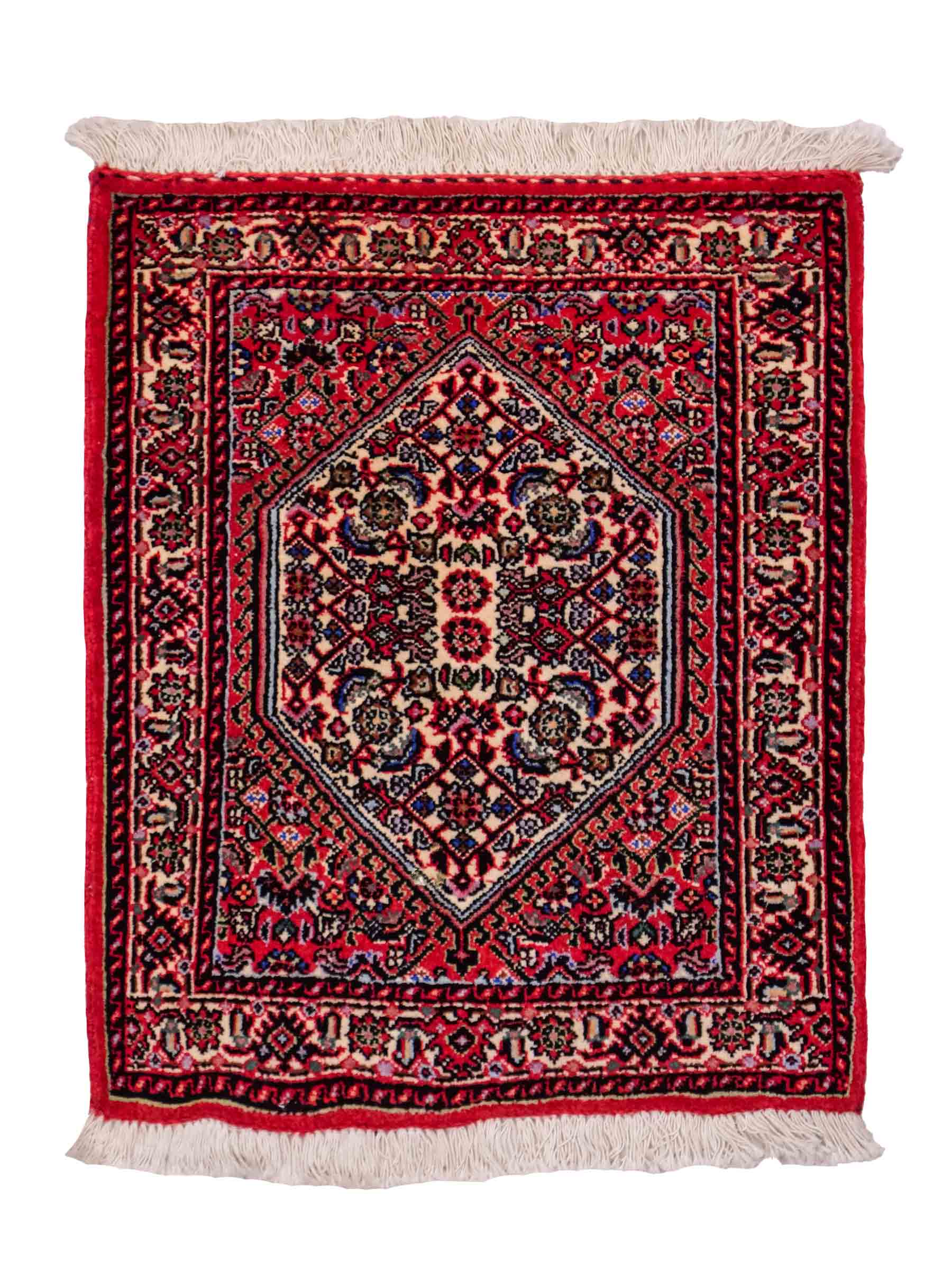 Handgeknüpfter Bidjar Sandjan Perserteppich von Khademi aus Wolle, rot. Kurdischer Dorfteppich mit geometrischem Medaillon. Von Hand geknüpft in Iran. Größe: 60 cm x 50 cm. Teppichnummer: DB3-1045. Verkauf durch Jupiter Intl.