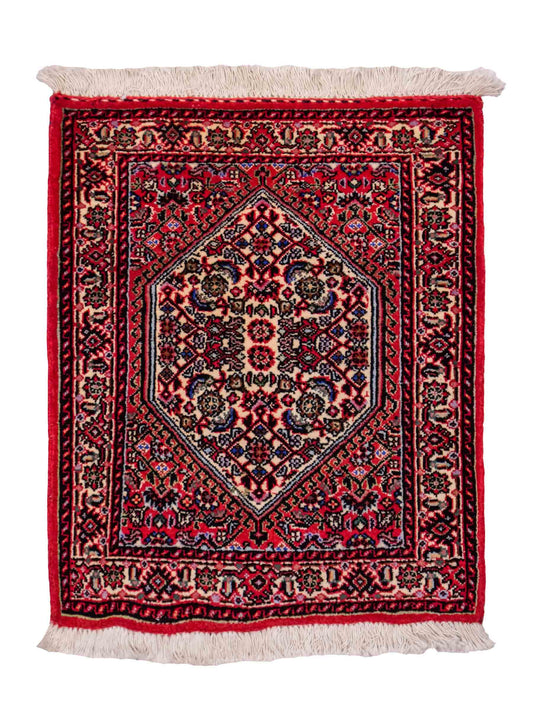 Handgeknüpfter Bidjar Sandjan Perserteppich von Khademi aus Wolle, rot. Kurdischer Dorfteppich mit geometrischem Medaillon. Von Hand geknüpft in Iran. Größe: 60 cm x 50 cm. Teppichnummer: DB3-1045. Verkauf durch Jupiter Intl.