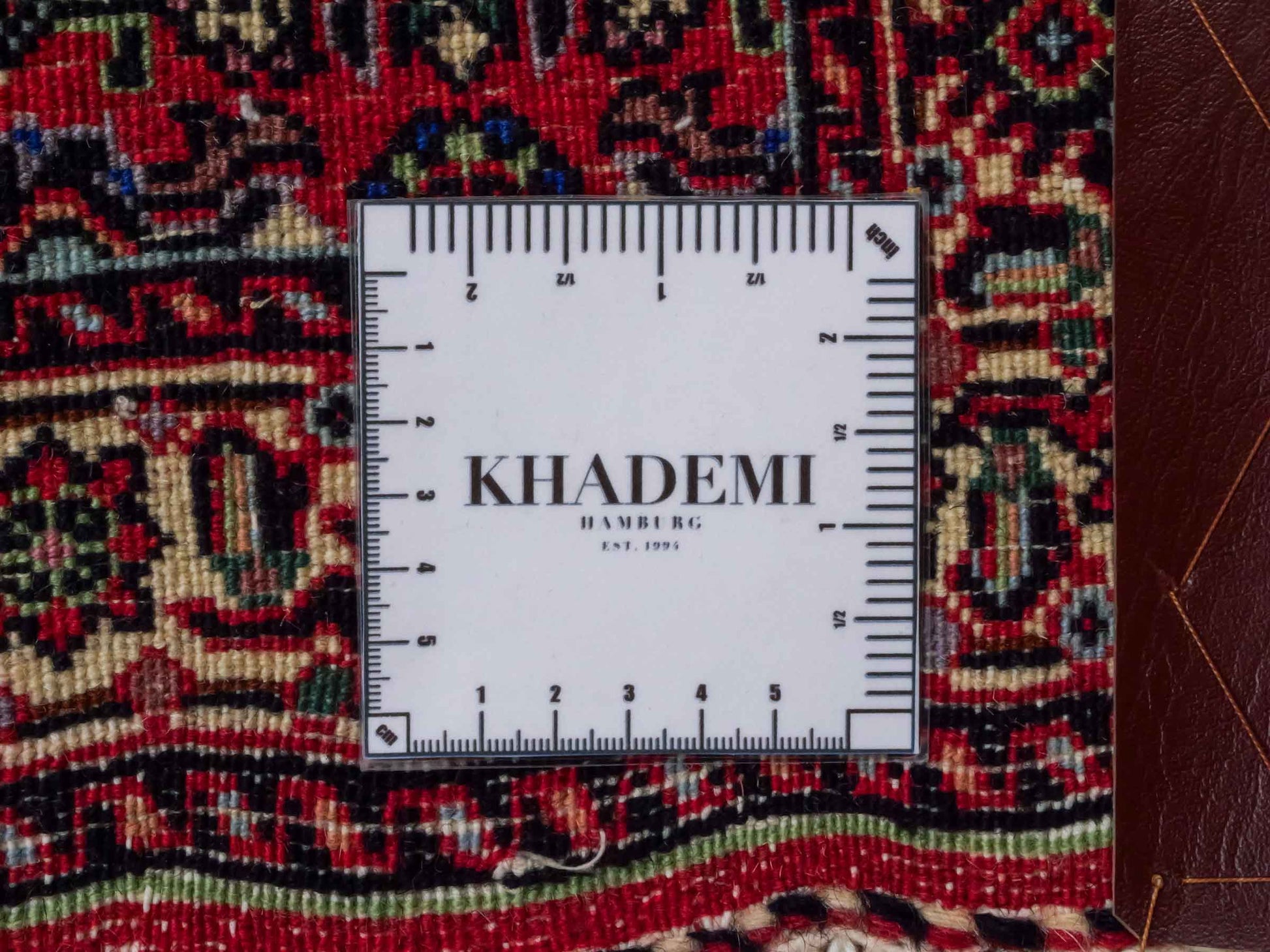 Handgeknüpfter Bidjar Sandjan Perserteppich von Khademi aus Wolle, rot. Kurdischer Dorfteppich mit geometrischem Medaillon. Von Hand geknüpft in Iran. Größe: 60 cm x 50 cm. Teppichnummer: DB3-1045. Verkauf durch Jupiter Intl.