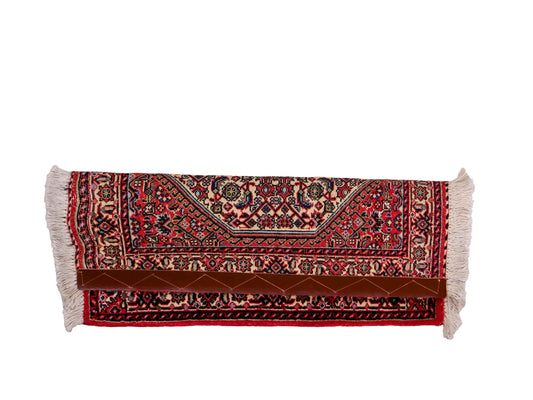 Handgeknüpfter Bidjar Sandjan Perserteppich von Khademi aus Wolle, rot. Kurdischer Dorfteppich mit geometrischem Medaillon. Von Hand geknüpft in Iran. Größe: 60 cm x 50 cm. Teppichnummer: DB3-1045. Verkauf durch Jupiter Intl.