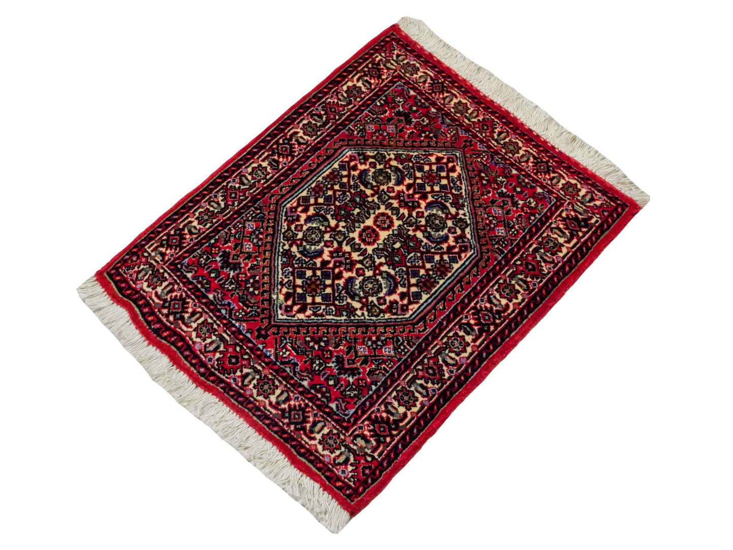 Handgeknüpfter Bidjar Sandjan Perserteppich von Khademi aus Wolle, rot. Kurdischer Dorfteppich mit geometrischem Medaillon. Von Hand geknüpft in Iran. Größe: 60 cm x 50 cm. Teppichnummer: DB3-1045. Verkauf durch Jupiter Intl.