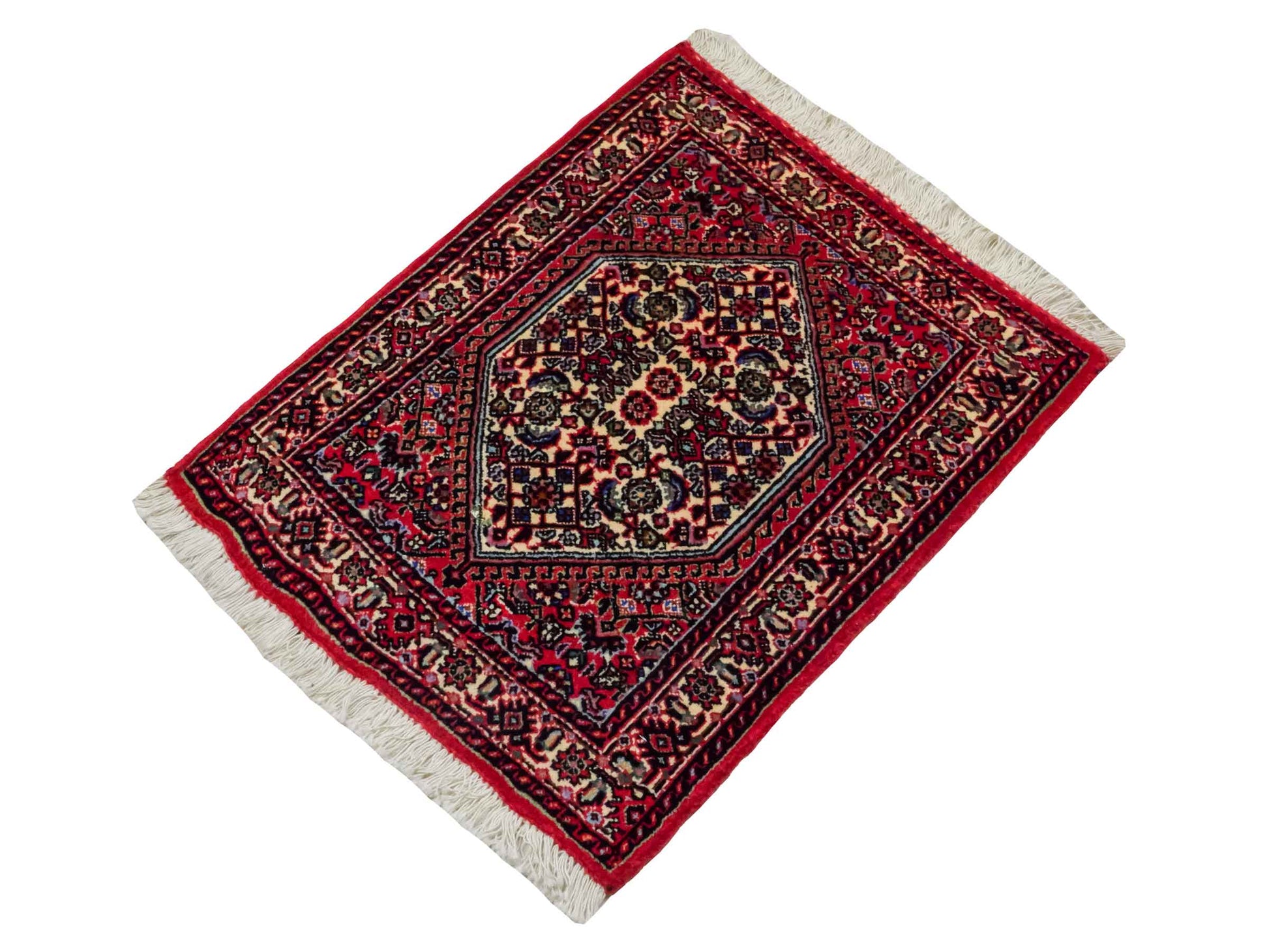 Handgeknüpfter Bidjar Sandjan Perserteppich von Khademi aus Wolle, rot. Kurdischer Dorfteppich mit geometrischem Medaillon. Von Hand geknüpft in Iran. Größe: 60 cm x 50 cm. Teppichnummer: DB3-1045. Verkauf durch Jupiter Intl.