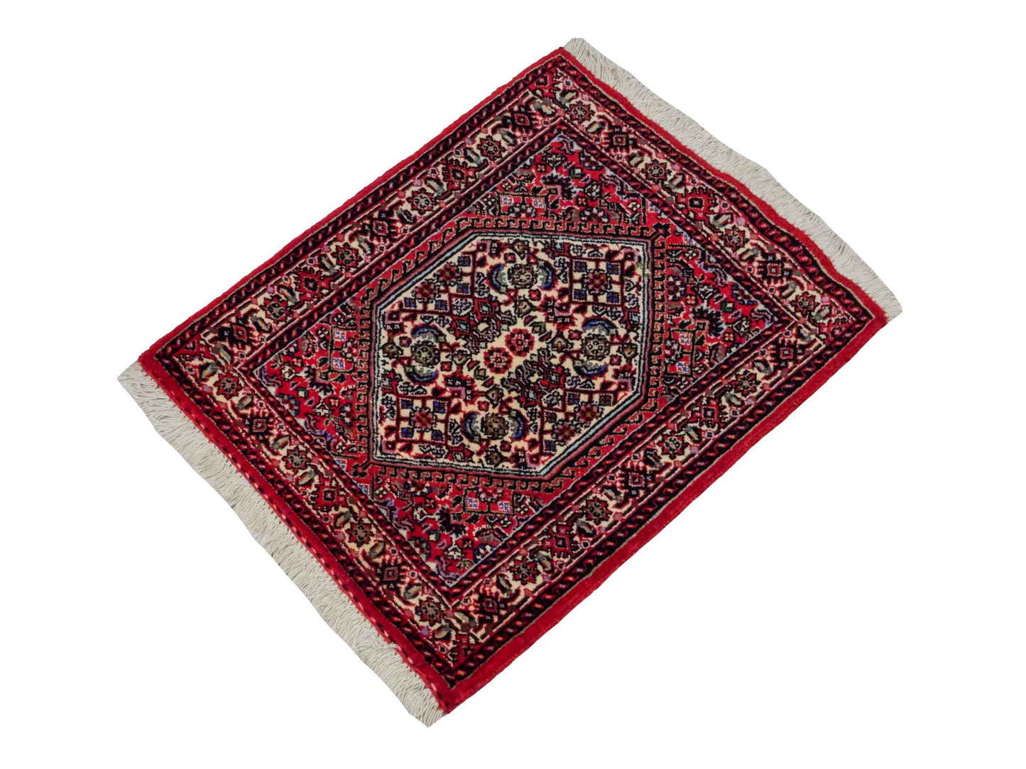 Handgeknüpfter Bidjar Sandjan Perserteppich von Khademi aus Wolle, rot. Kurdischer Dorfteppich mit geometrischem Medaillon. Von Hand geknüpft in Iran. Größe: 60 cm x 50 cm. Teppichnummer: DB3-1045. Verkauf durch Jupiter Intl.