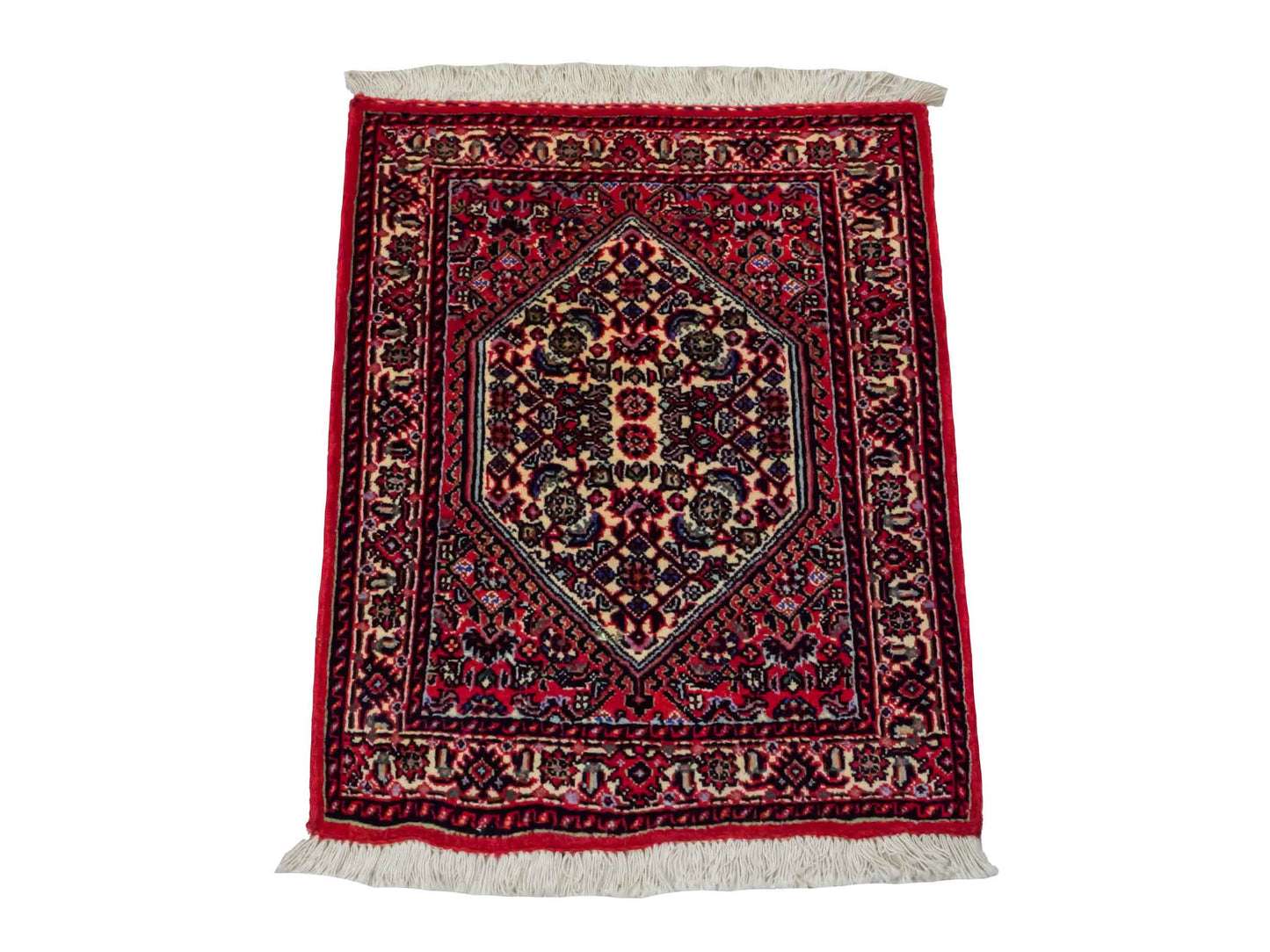 Handgeknüpfter Bidjar Sandjan Perserteppich von Khademi aus Wolle, rot. Kurdischer Dorfteppich mit geometrischem Medaillon. Von Hand geknüpft in Iran. Größe: 60 cm x 50 cm. Teppichnummer: DB3-1045. Verkauf durch Jupiter Intl.