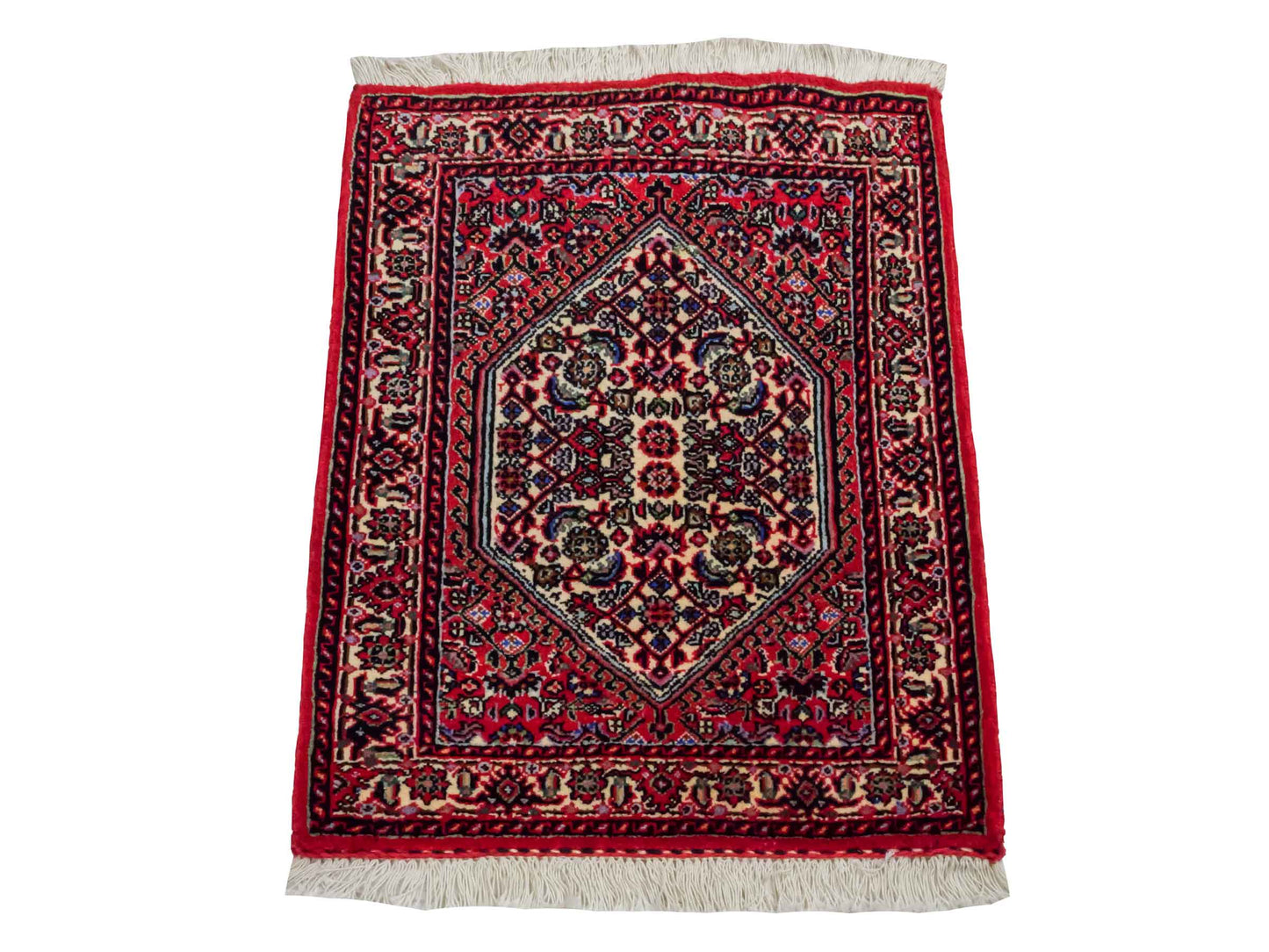 Handgeknüpfter Bidjar Sandjan Perserteppich von Khademi aus Wolle, rot. Kurdischer Dorfteppich mit geometrischem Medaillon. Von Hand geknüpft in Iran. Größe: 60 cm x 50 cm. Teppichnummer: DB3-1045. Verkauf durch Jupiter Intl.