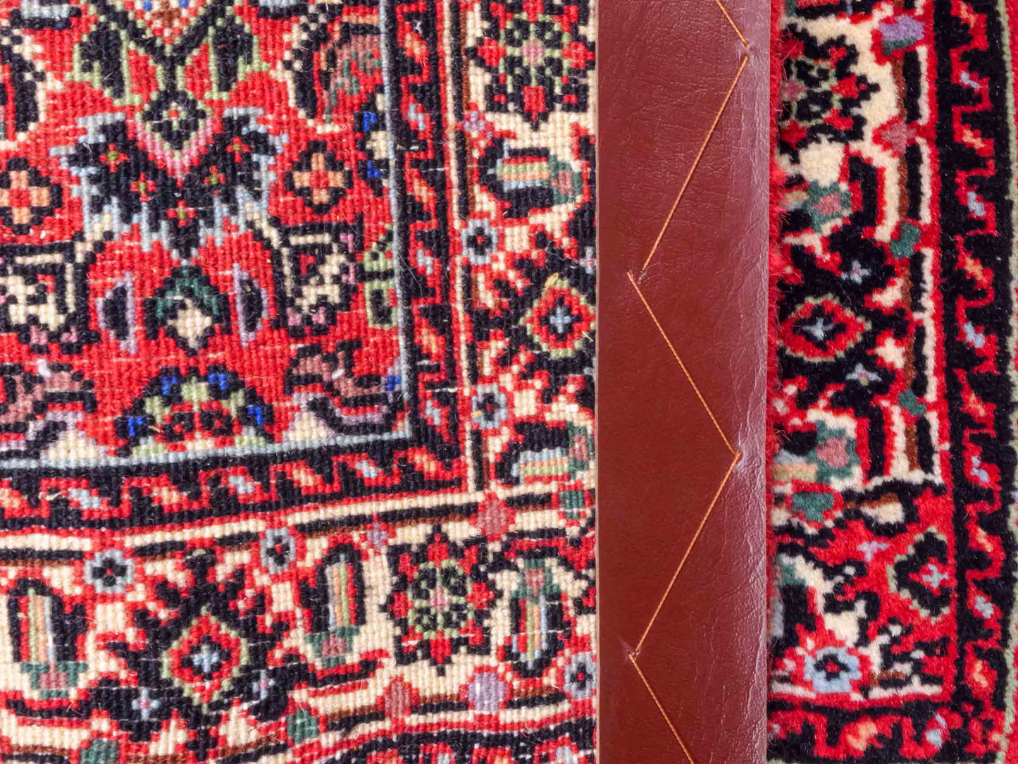 Handgeknüpfter Bidjar Sandjan Perserteppich von Khademi aus Wolle, rot. Kurdischer Dorfteppich mit geometrischem Medaillon. Von Hand geknüpft in Iran. Größe: 60 cm x 50 cm. Teppichnummer: DB3-1045. Verkauf durch Jupiter Intl.