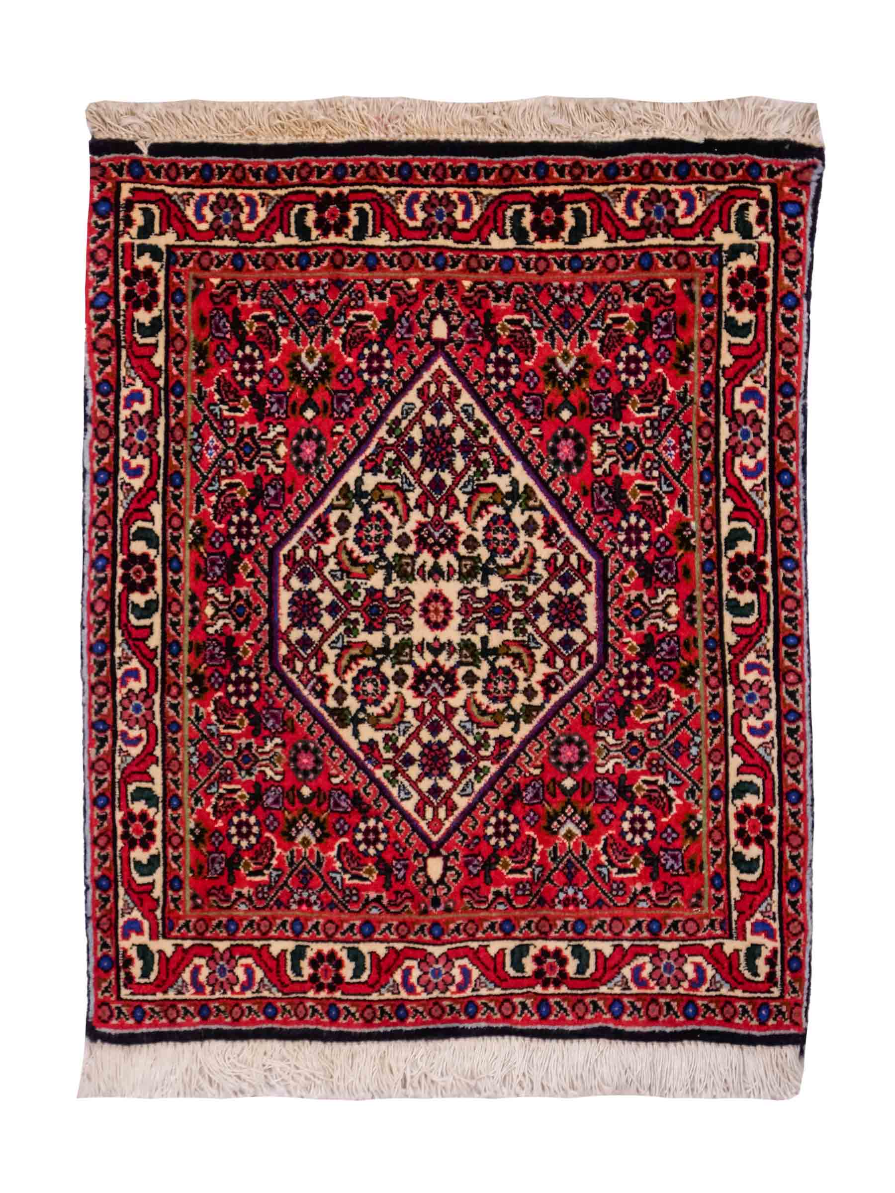 Handgeknüpfter Bidjar Sandjan Perserteppich von Khademi aus Wolle, rot. Kurdischer Dorfteppich mit geometrischem Medaillon. Von Hand geknüpft in Iran. Größe: 60 cm x 50 cm. Teppichnummer: DB3-1046. Verkauf durch Jupiter Intl.