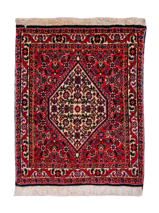 Handgeknüpfter Bidjar Sandjan Perserteppich von Khademi aus Wolle, rot. Kurdischer Dorfteppich mit geometrischem Medaillon. Von Hand geknüpft in Iran. Größe: 60 cm x 50 cm. Teppichnummer: DB3-1046. Verkauf durch Jupiter Intl.