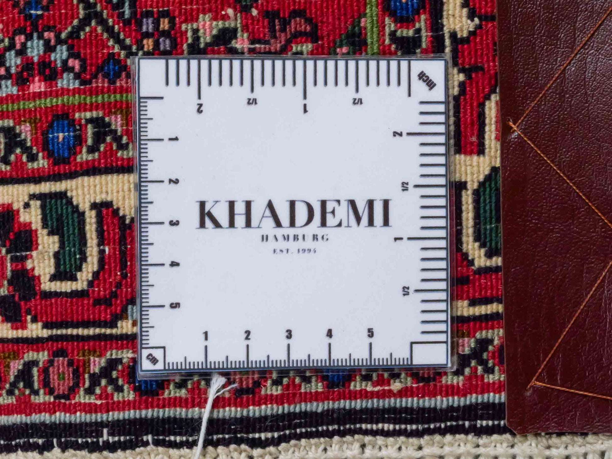 Handgeknüpfter Bidjar Sandjan Perserteppich von Khademi aus Wolle, rot. Kurdischer Dorfteppich mit geometrischem Medaillon. Von Hand geknüpft in Iran. Größe: 60 cm x 50 cm. Teppichnummer: DB3-1046. Verkauf durch Jupiter Intl.