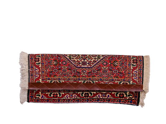 Handgeknüpfter Bidjar Sandjan Perserteppich von Khademi aus Wolle, rot. Kurdischer Dorfteppich mit geometrischem Medaillon. Von Hand geknüpft in Iran. Größe: 60 cm x 50 cm. Teppichnummer: DB3-1046. Verkauf durch Jupiter Intl.