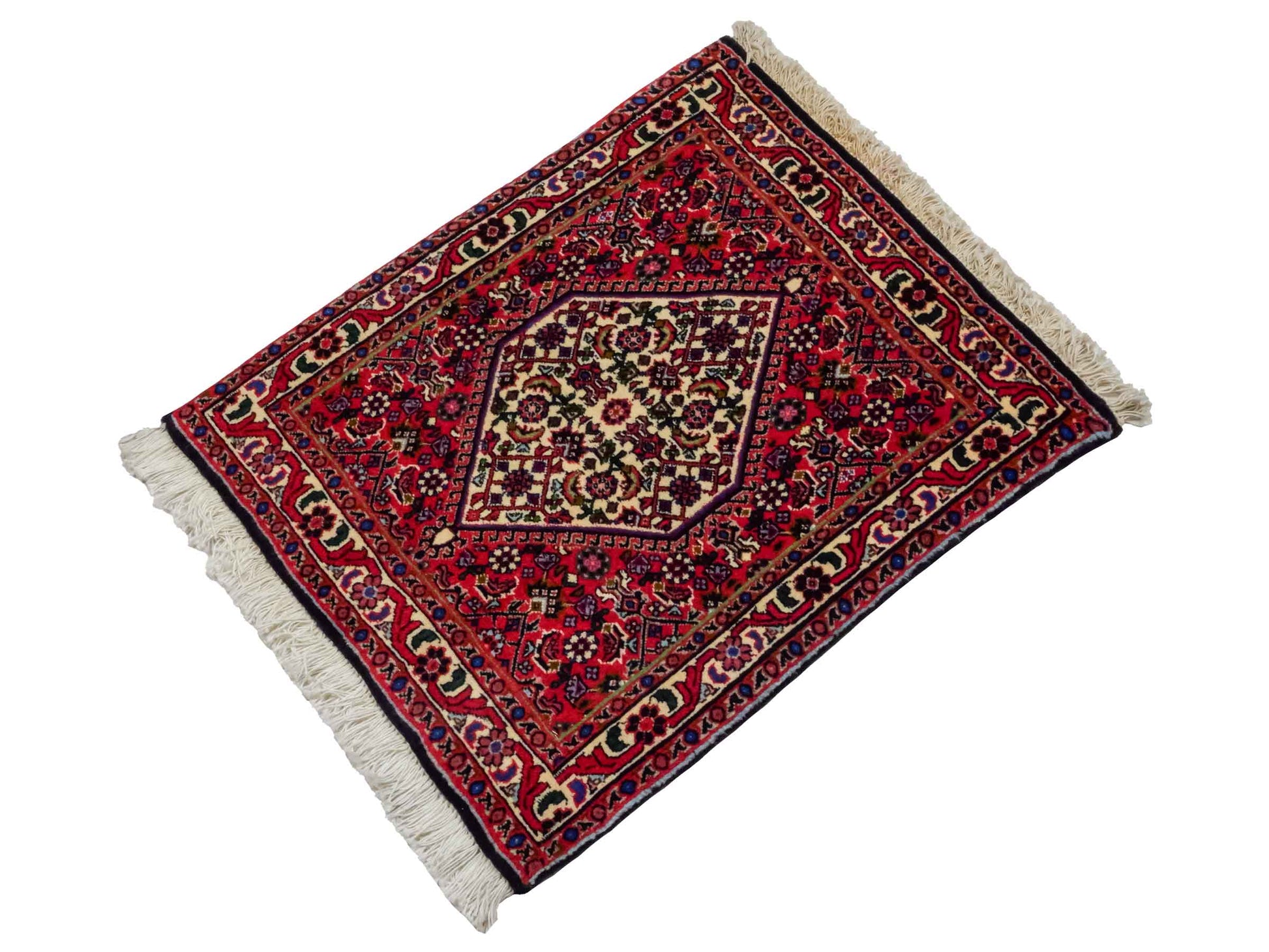 Handgeknüpfter Bidjar Sandjan Perserteppich von Khademi aus Wolle, rot. Kurdischer Dorfteppich mit geometrischem Medaillon. Von Hand geknüpft in Iran. Größe: 60 cm x 50 cm. Teppichnummer: DB3-1046. Verkauf durch Jupiter Intl.
