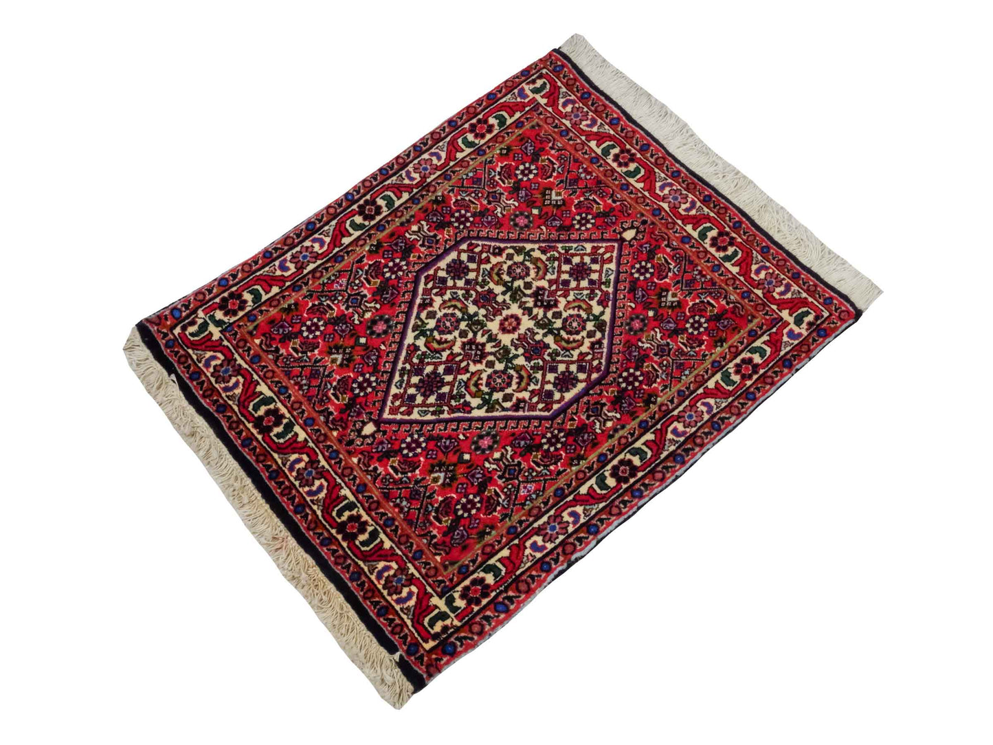 Handgeknüpfter Bidjar Sandjan Perserteppich von Khademi aus Wolle, rot. Kurdischer Dorfteppich mit geometrischem Medaillon. Von Hand geknüpft in Iran. Größe: 60 cm x 50 cm. Teppichnummer: DB3-1046. Verkauf durch Jupiter Intl.