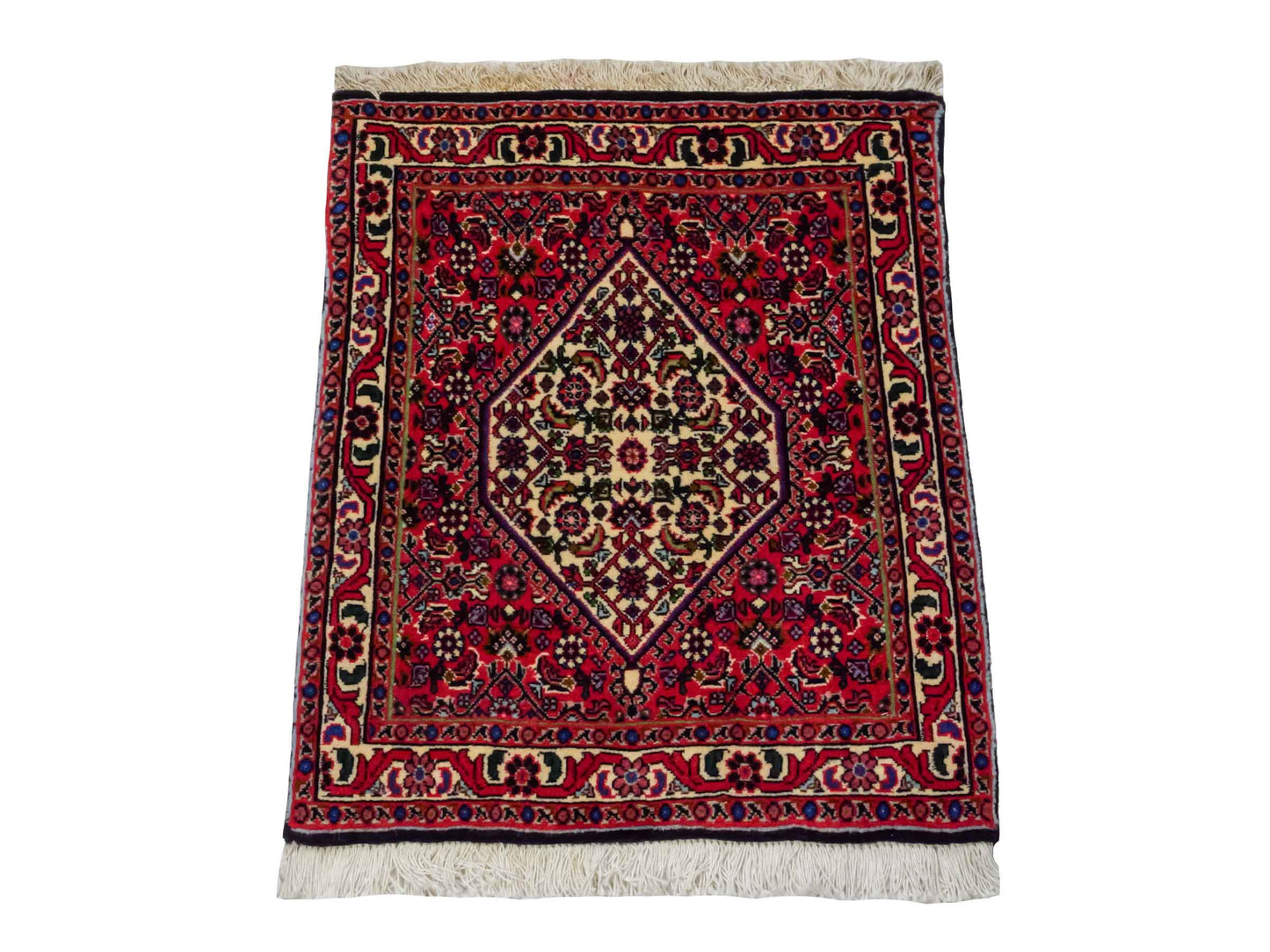 Handgeknüpfter Bidjar Sandjan Perserteppich von Khademi aus Wolle, rot. Kurdischer Dorfteppich mit geometrischem Medaillon. Von Hand geknüpft in Iran. Größe: 60 cm x 50 cm. Teppichnummer: DB3-1046. Verkauf durch Jupiter Intl.