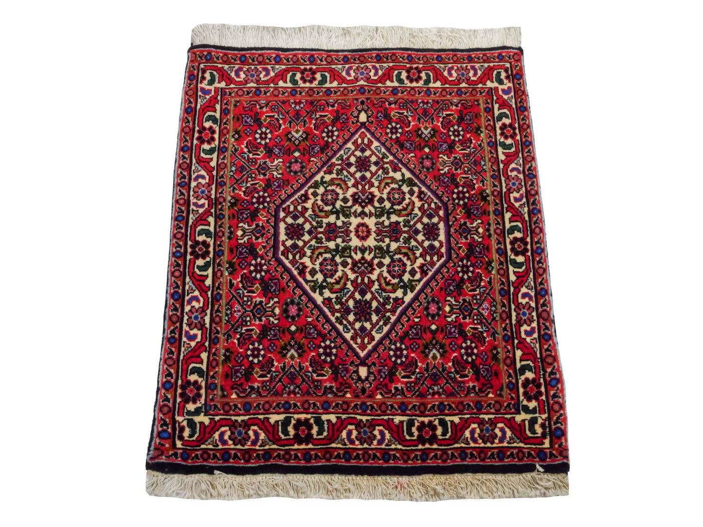 Handgeknüpfter Bidjar Sandjan Perserteppich von Khademi aus Wolle, rot. Kurdischer Dorfteppich mit geometrischem Medaillon. Von Hand geknüpft in Iran. Größe: 60 cm x 50 cm. Teppichnummer: DB3-1046. Verkauf durch Jupiter Intl.