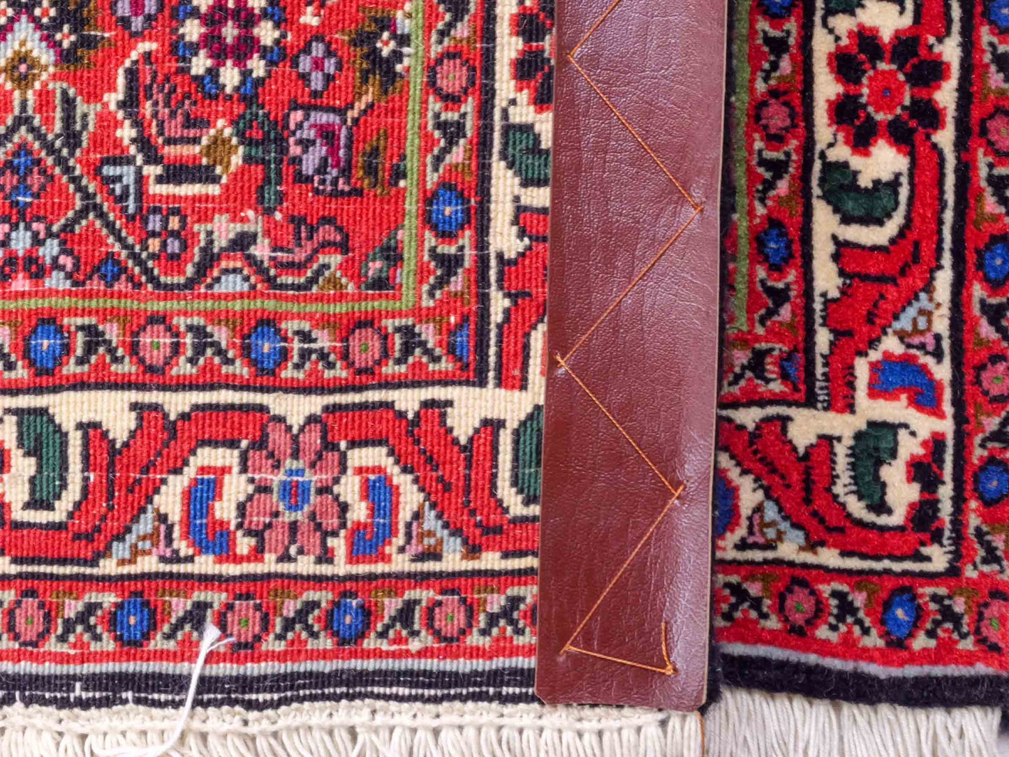 Handgeknüpfter Bidjar Sandjan Perserteppich von Khademi aus Wolle, rot. Kurdischer Dorfteppich mit geometrischem Medaillon. Von Hand geknüpft in Iran. Größe: 60 cm x 50 cm. Teppichnummer: DB3-1046. Verkauf durch Jupiter Intl.