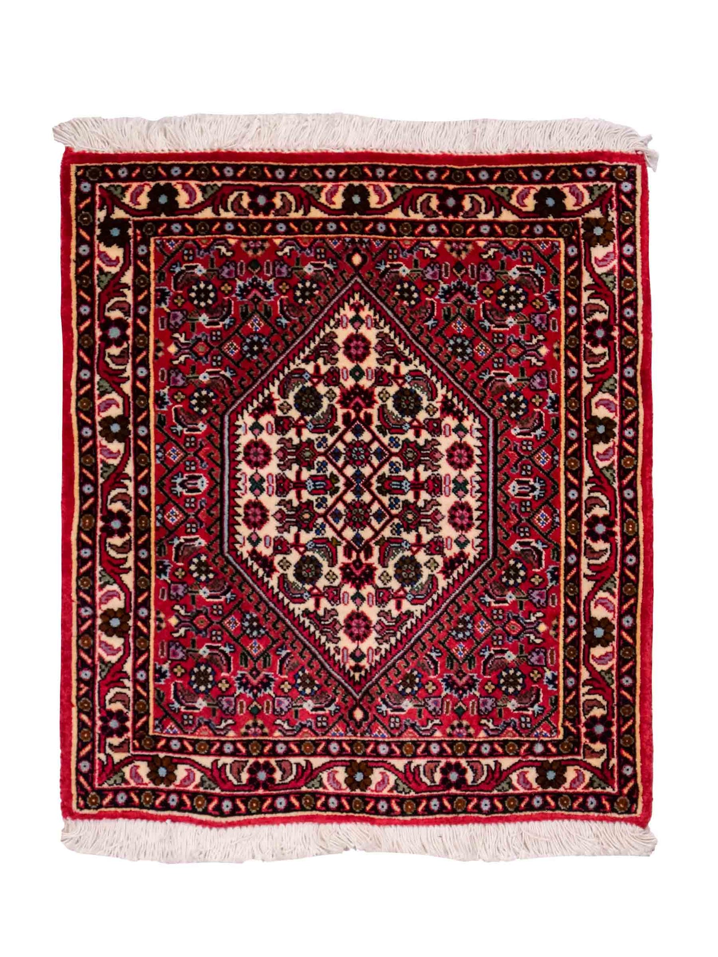 Handgeknüpfter Bidjar Sandjan Perserteppich von Khademi aus Wolle, rot. Kurdischer Dorfteppich mit geometrischem Medaillon. Von Hand geknüpft in Iran. Größe: 60 cm x 50 cm. Teppichnummer: DB3-1048. Verkauf durch Jupiter Intl.