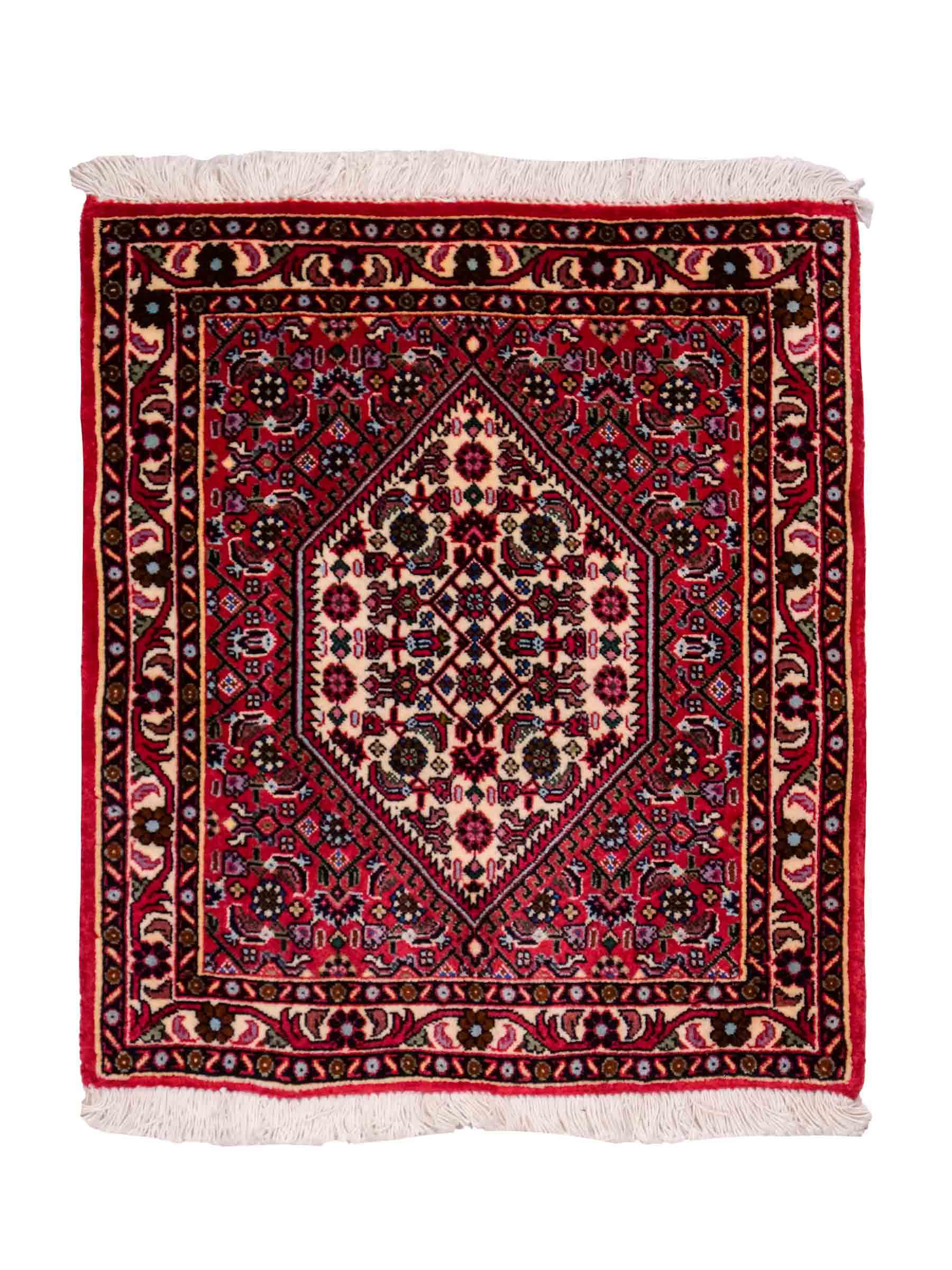 Handgeknüpfter Bidjar Sandjan Perserteppich von Khademi aus Wolle, rot. Kurdischer Dorfteppich mit geometrischem Medaillon. Von Hand geknüpft in Iran. Größe: 60 cm x 50 cm. Teppichnummer: DB3-1048. Verkauf durch Jupiter Intl.