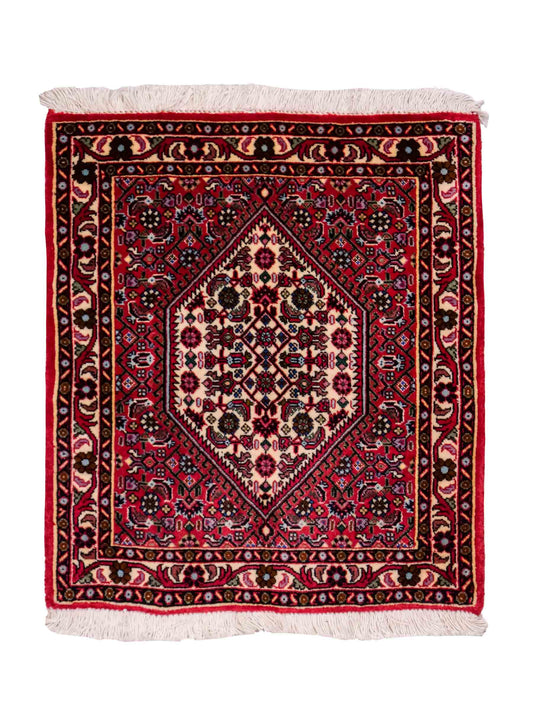 Handgeknüpfter Bidjar Sandjan Perserteppich von Khademi aus Wolle, rot. Kurdischer Dorfteppich mit geometrischem Medaillon. Von Hand geknüpft in Iran. Größe: 60 cm x 50 cm. Teppichnummer: DB3-1048. Verkauf durch Jupiter Intl.