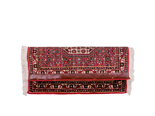 Handgeknüpfter Bidjar Sandjan Perserteppich von Khademi aus Wolle, rot. Kurdischer Dorfteppich mit geometrischem Medaillon. Von Hand geknüpft in Iran. Größe: 60 cm x 50 cm. Teppichnummer: DB3-1048. Verkauf durch Jupiter Intl.
