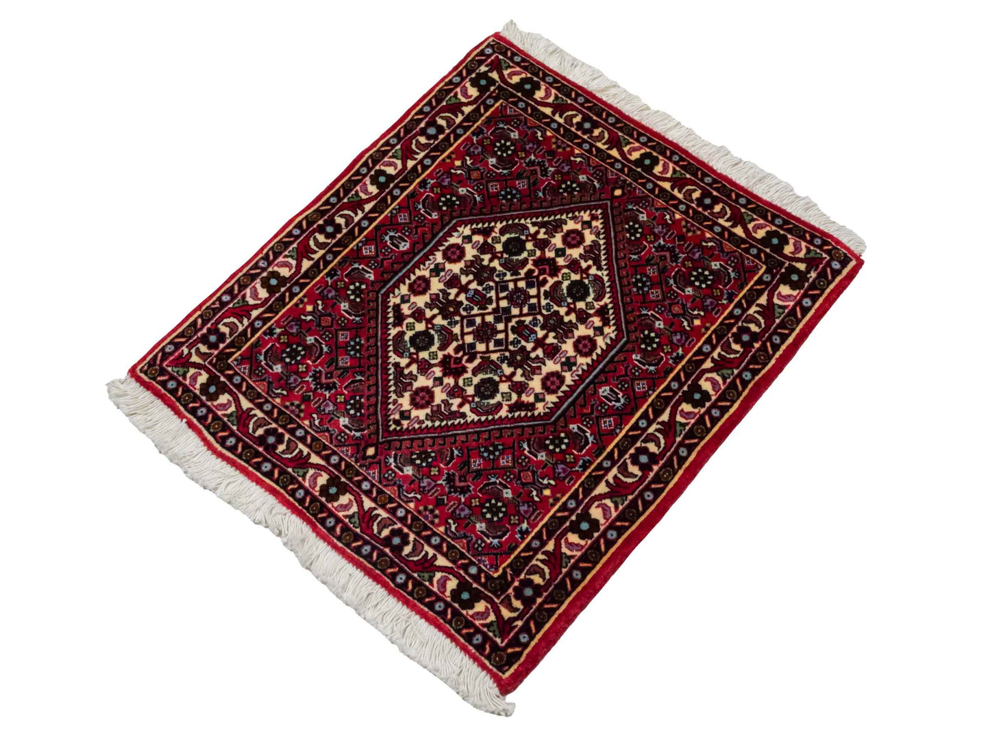 Handgeknüpfter Bidjar Sandjan Perserteppich von Khademi aus Wolle, rot. Kurdischer Dorfteppich mit geometrischem Medaillon. Von Hand geknüpft in Iran. Größe: 60 cm x 50 cm. Teppichnummer: DB3-1048. Verkauf durch Jupiter Intl.