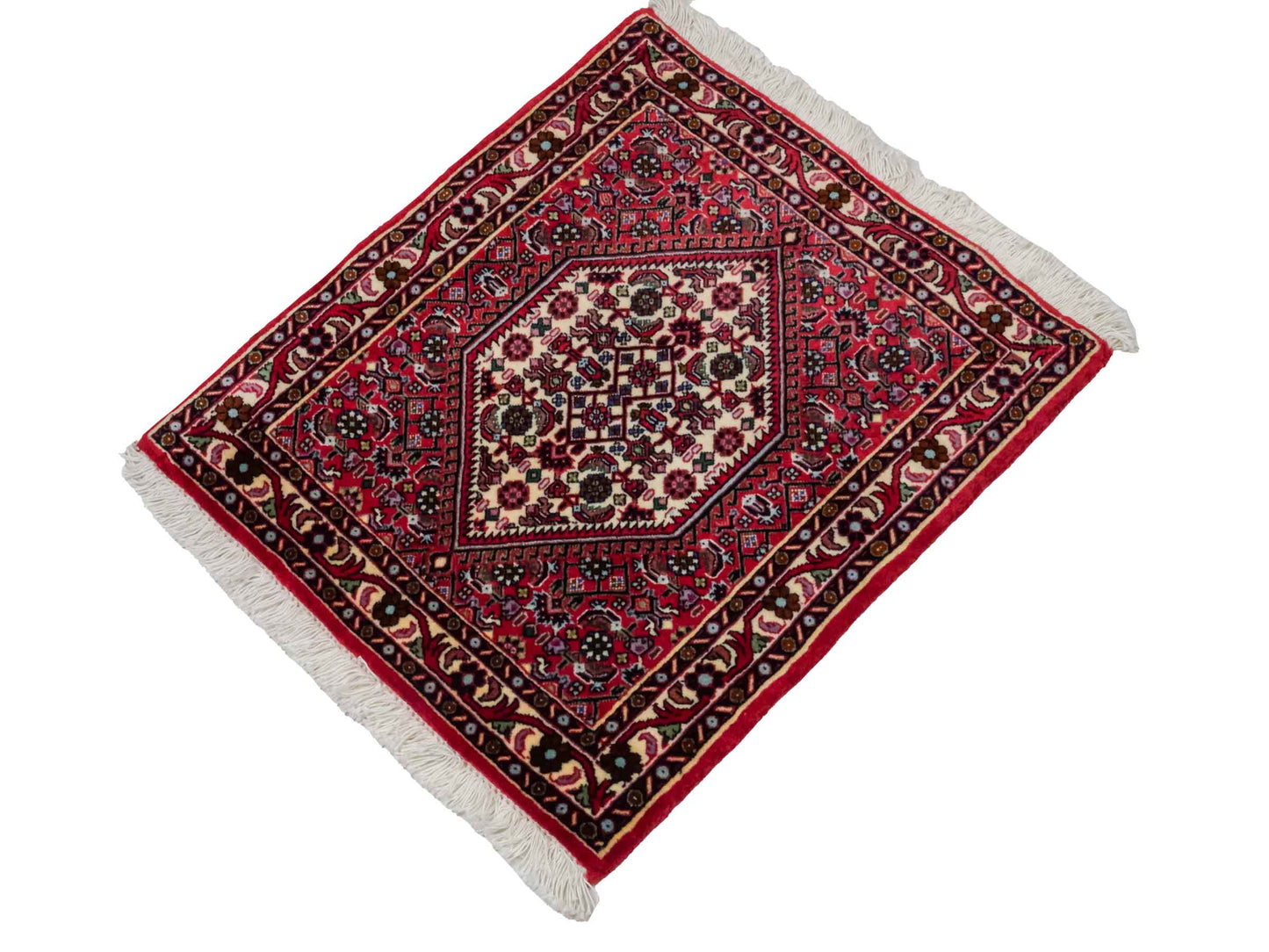 Handgeknüpfter Bidjar Sandjan Perserteppich von Khademi aus Wolle, rot. Kurdischer Dorfteppich mit geometrischem Medaillon. Von Hand geknüpft in Iran. Größe: 60 cm x 50 cm. Teppichnummer: DB3-1048. Verkauf durch Jupiter Intl.