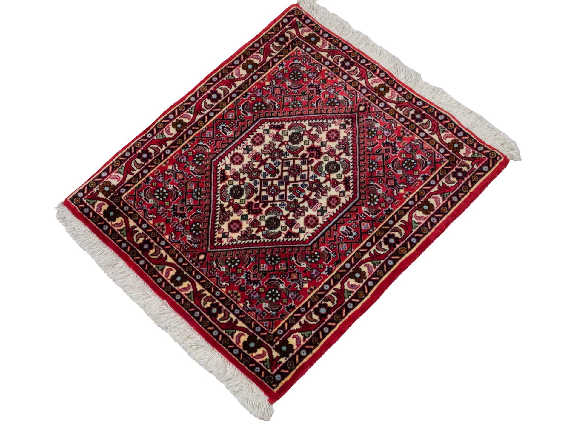 Handgeknüpfter Bidjar Sandjan Perserteppich von Khademi aus Wolle, rot. Kurdischer Dorfteppich mit geometrischem Medaillon. Von Hand geknüpft in Iran. Größe: 60 cm x 50 cm. Teppichnummer: DB3-1048. Verkauf durch Jupiter Intl.