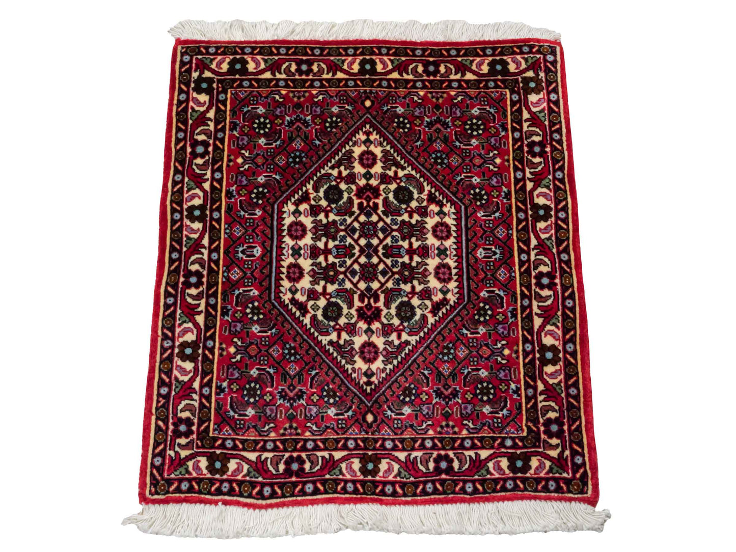 Handgeknüpfter Bidjar Sandjan Perserteppich von Khademi aus Wolle, rot. Kurdischer Dorfteppich mit geometrischem Medaillon. Von Hand geknüpft in Iran. Größe: 60 cm x 50 cm. Teppichnummer: DB3-1048. Verkauf durch Jupiter Intl.