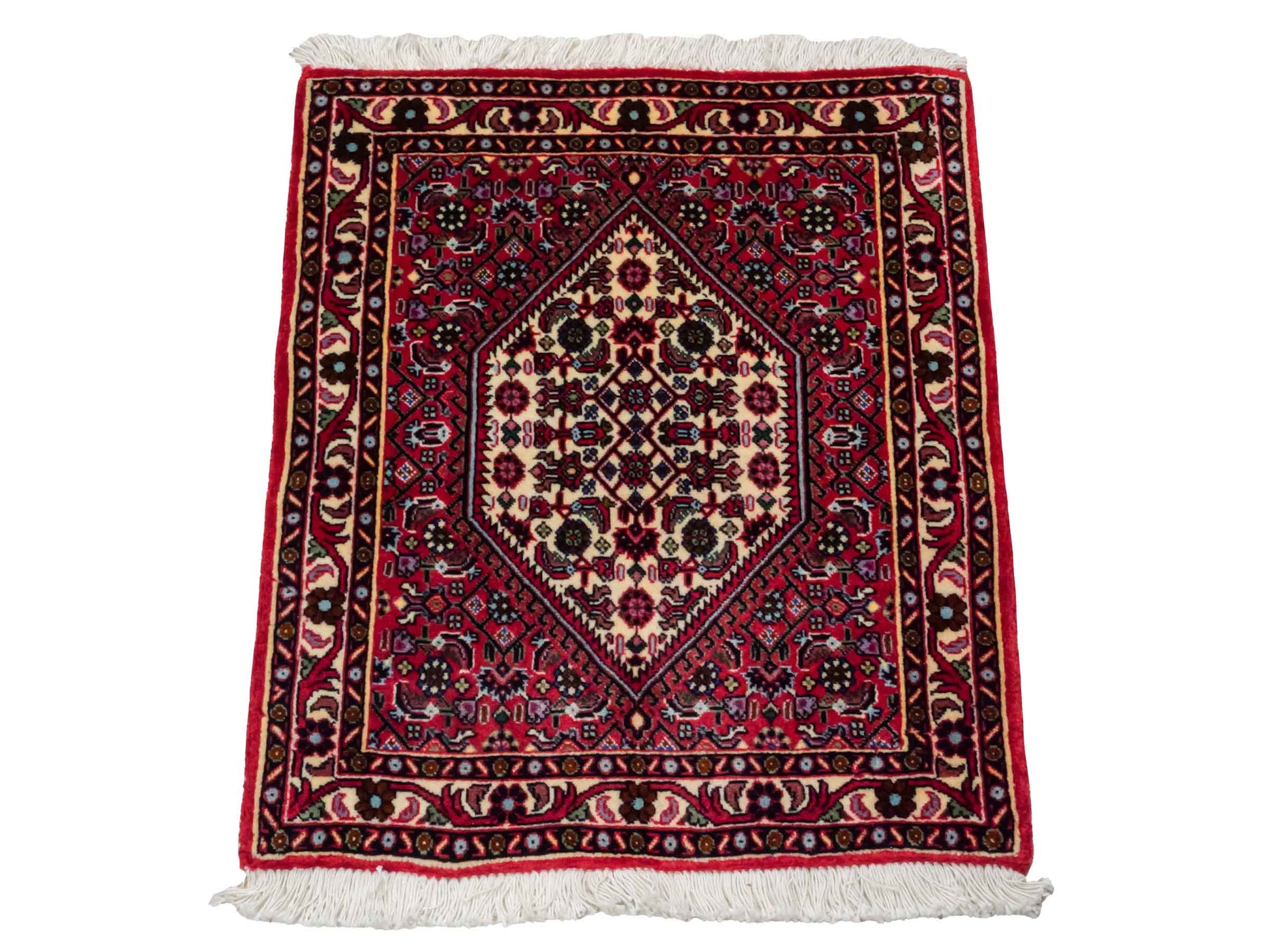 Handgeknüpfter Bidjar Sandjan Perserteppich von Khademi aus Wolle, rot. Kurdischer Dorfteppich mit geometrischem Medaillon. Von Hand geknüpft in Iran. Größe: 60 cm x 50 cm. Teppichnummer: DB3-1048. Verkauf durch Jupiter Intl.