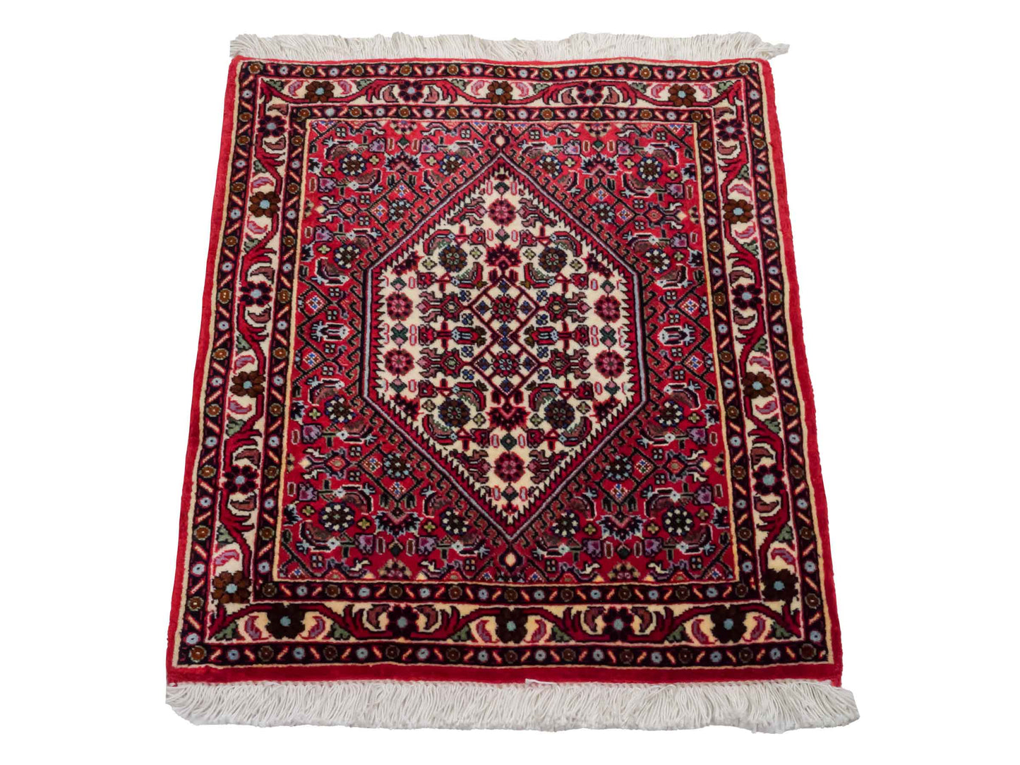 Handgeknüpfter Bidjar Sandjan Perserteppich von Khademi aus Wolle, rot. Kurdischer Dorfteppich mit geometrischem Medaillon. Von Hand geknüpft in Iran. Größe: 60 cm x 50 cm. Teppichnummer: DB3-1048. Verkauf durch Jupiter Intl.