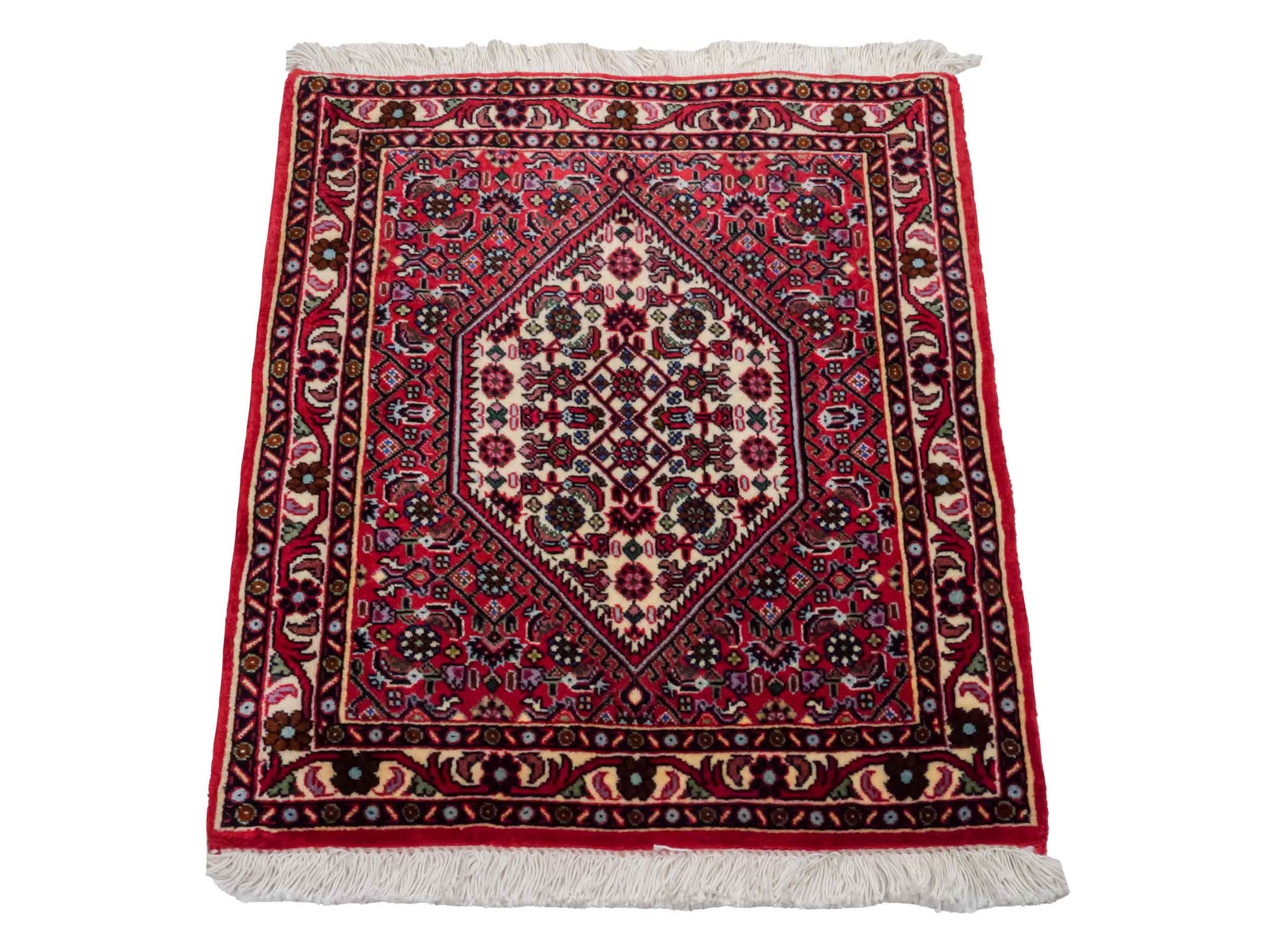 Handgeknüpfter Bidjar Sandjan Perserteppich von Khademi aus Wolle, rot. Kurdischer Dorfteppich mit geometrischem Medaillon. Von Hand geknüpft in Iran. Größe: 60 cm x 50 cm. Teppichnummer: DB3-1048. Verkauf durch Jupiter Intl.