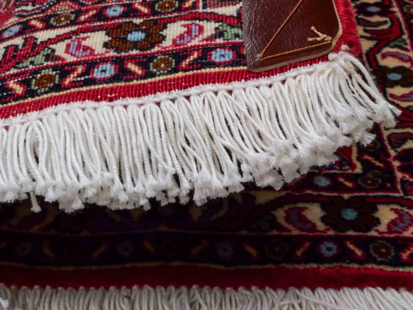 Handgeknüpfter Bidjar Sandjan Perserteppich von Khademi aus Wolle, rot. Kurdischer Dorfteppich mit geometrischem Medaillon. Von Hand geknüpft in Iran. Größe: 60 cm x 50 cm. Teppichnummer: DB3-1048. Verkauf durch Jupiter Intl.