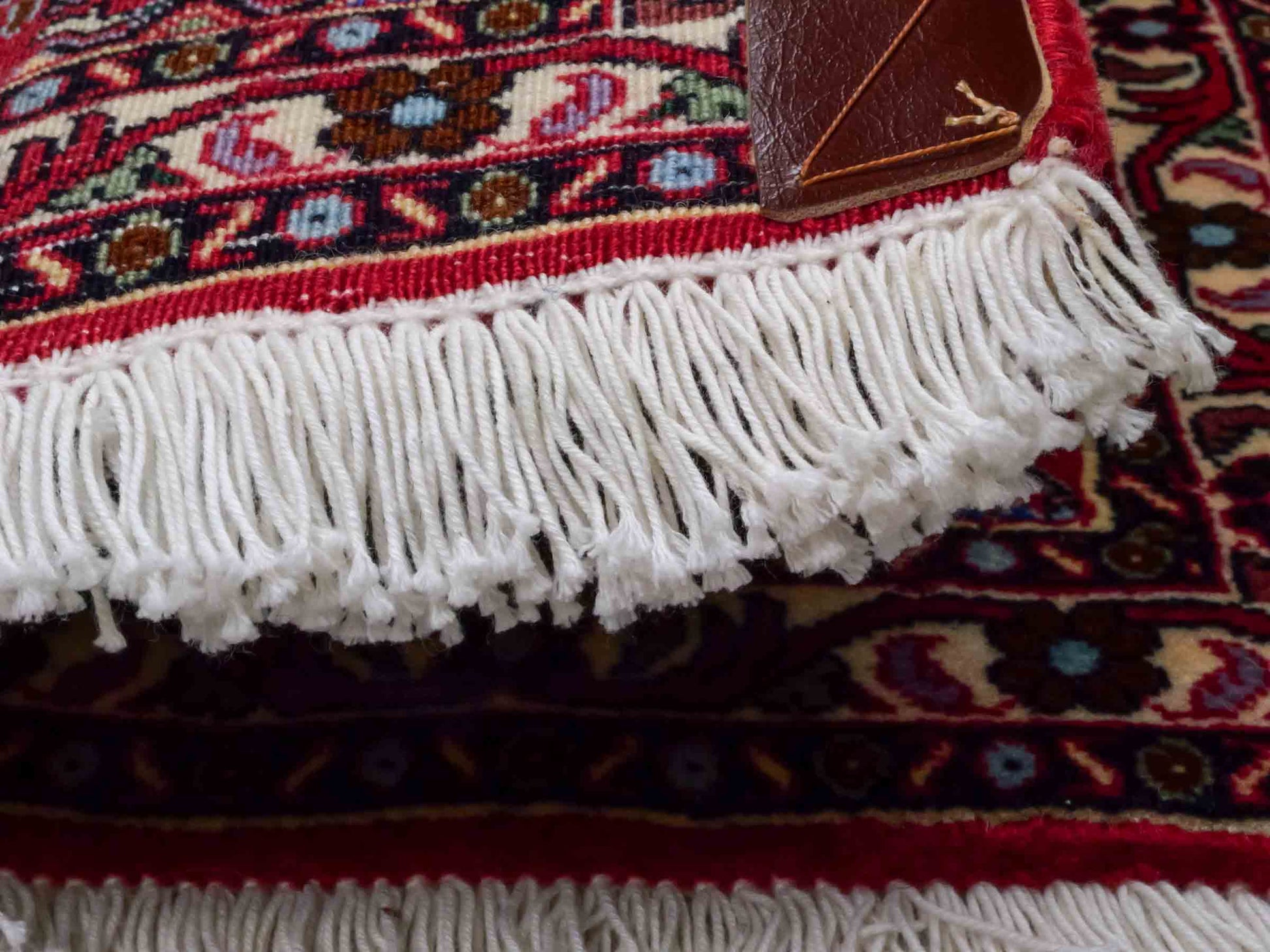 Handgeknüpfter Bidjar Sandjan Perserteppich von Khademi aus Wolle, rot. Kurdischer Dorfteppich mit geometrischem Medaillon. Von Hand geknüpft in Iran. Größe: 60 cm x 50 cm. Teppichnummer: DB3-1048. Verkauf durch Jupiter Intl.