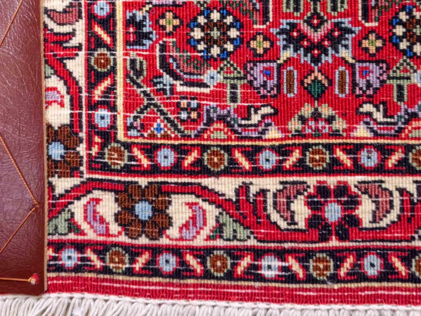 Handgeknüpfter Bidjar Sandjan Perserteppich von Khademi aus Wolle, rot. Kurdischer Dorfteppich mit geometrischem Medaillon. Von Hand geknüpft in Iran. Größe: 60 cm x 50 cm. Teppichnummer: DB3-1048. Verkauf durch Jupiter Intl.