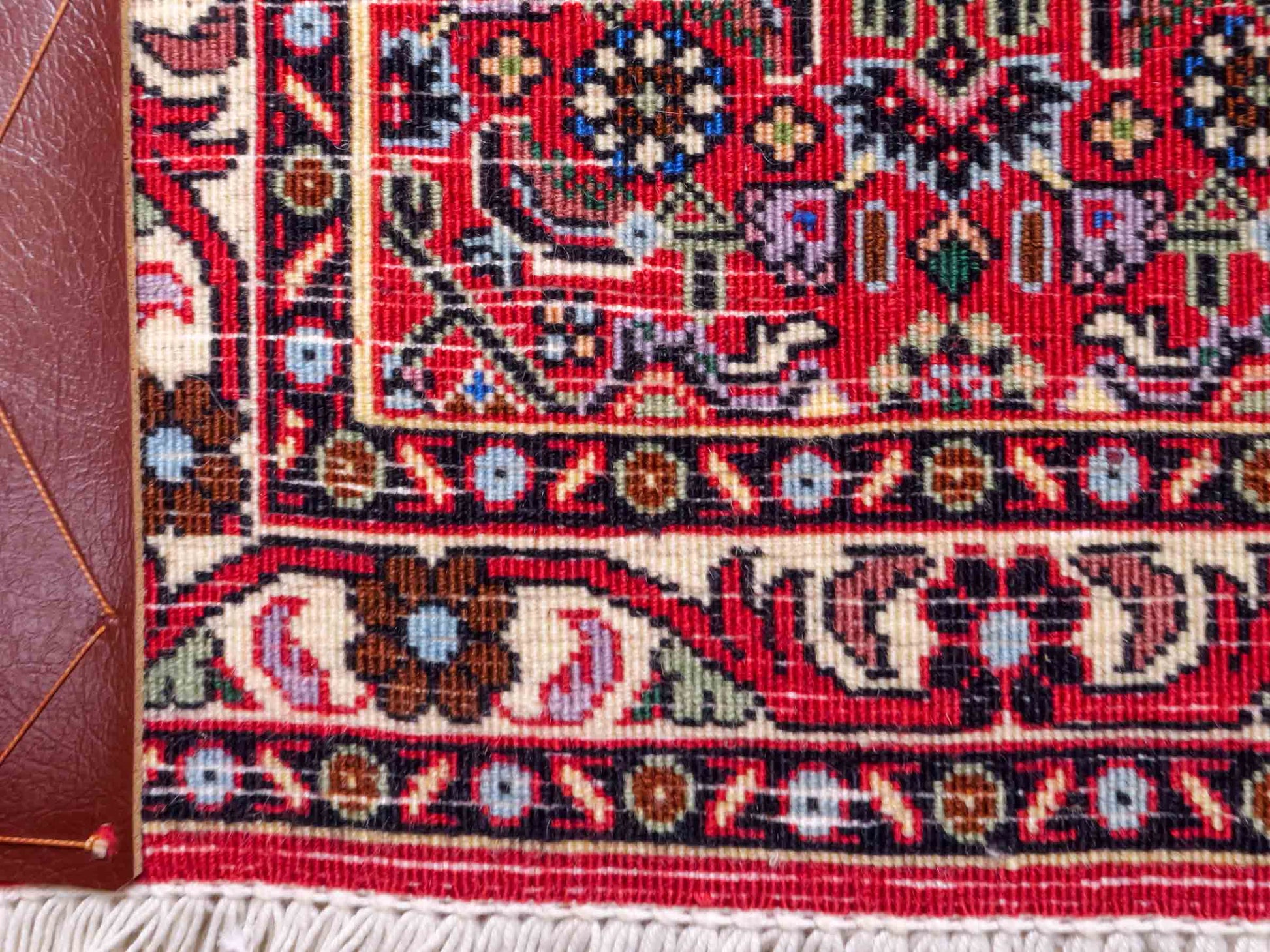 Handgeknüpfter Bidjar Sandjan Perserteppich von Khademi aus Wolle, rot. Kurdischer Dorfteppich mit geometrischem Medaillon. Von Hand geknüpft in Iran. Größe: 60 cm x 50 cm. Teppichnummer: DB3-1048. Verkauf durch Jupiter Intl.
