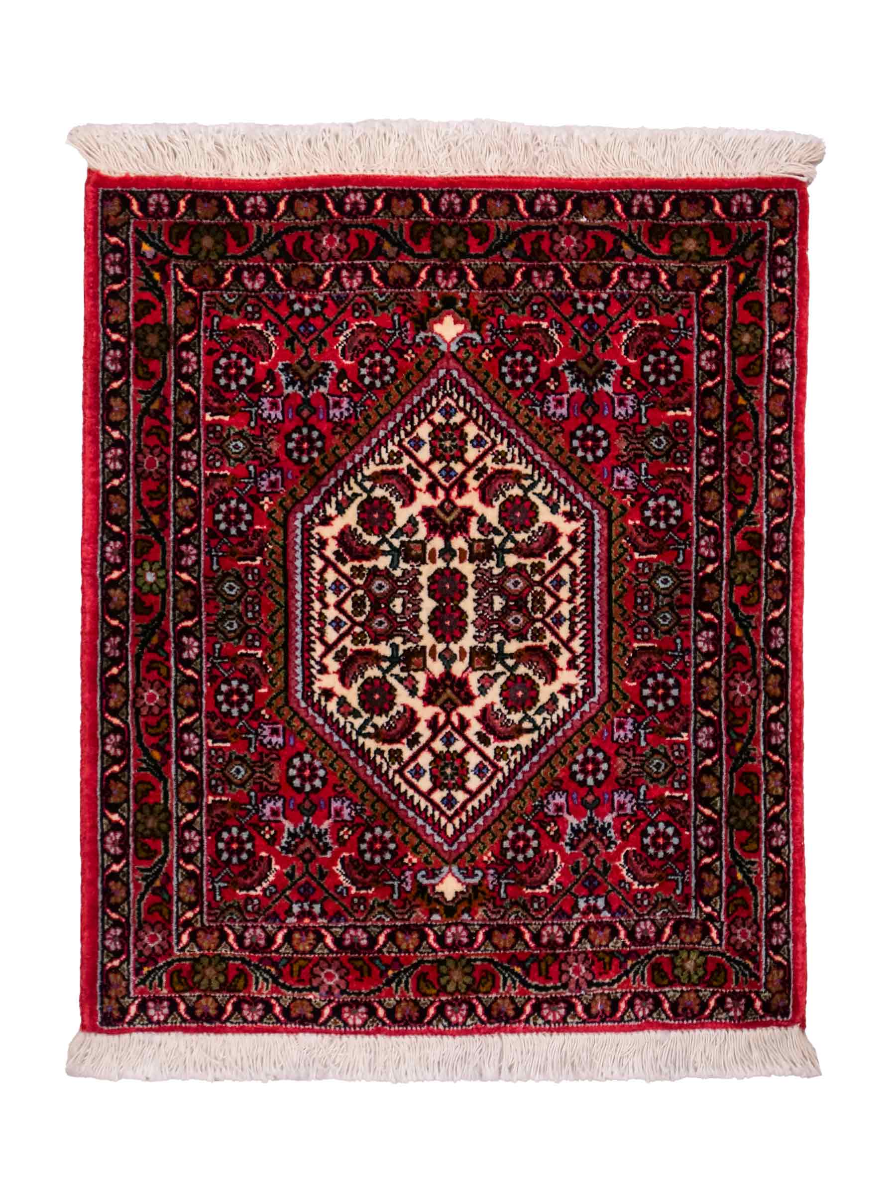 Handgeknüpfter Bidjar Sandjan Perserteppich von Khademi aus Wolle, rot. Kurdischer Dorfteppich mit geometrischem Medaillon. Von Hand geknüpft in Iran. Größe: 60 cm x 50 cm. Teppichnummer: DB3-1049. Verkauf durch Jupiter Intl.
