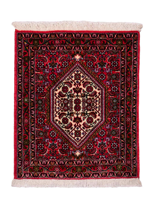 Handgeknüpfter Bidjar Sandjan Perserteppich von Khademi aus Wolle, rot. Kurdischer Dorfteppich mit geometrischem Medaillon. Von Hand geknüpft in Iran. Größe: 60 cm x 50 cm. Teppichnummer: DB3-1049. Verkauf durch Jupiter Intl.