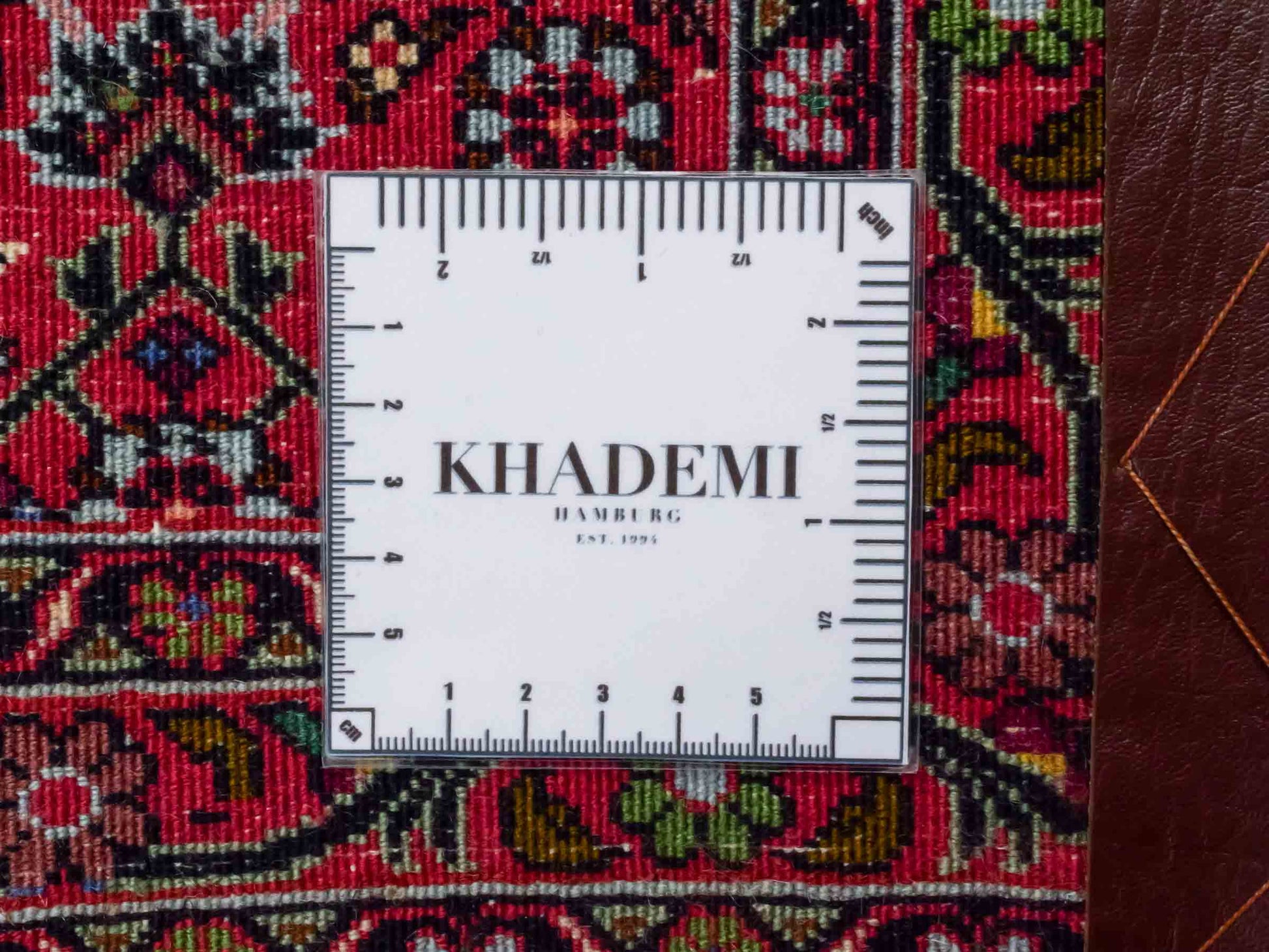 Handgeknüpfter Bidjar Sandjan Perserteppich von Khademi aus Wolle, rot. Kurdischer Dorfteppich mit geometrischem Medaillon. Von Hand geknüpft in Iran. Größe: 60 cm x 50 cm. Teppichnummer: DB3-1049. Verkauf durch Jupiter Intl.