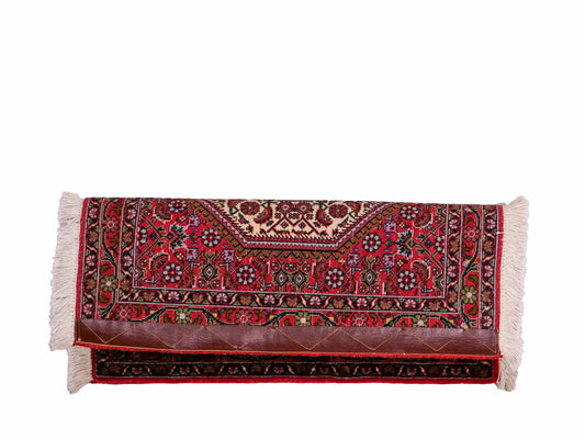 Handgeknüpfter Bidjar Sandjan Perserteppich von Khademi aus Wolle, rot. Kurdischer Dorfteppich mit geometrischem Medaillon. Von Hand geknüpft in Iran. Größe: 60 cm x 50 cm. Teppichnummer: DB3-1049. Verkauf durch Jupiter Intl.