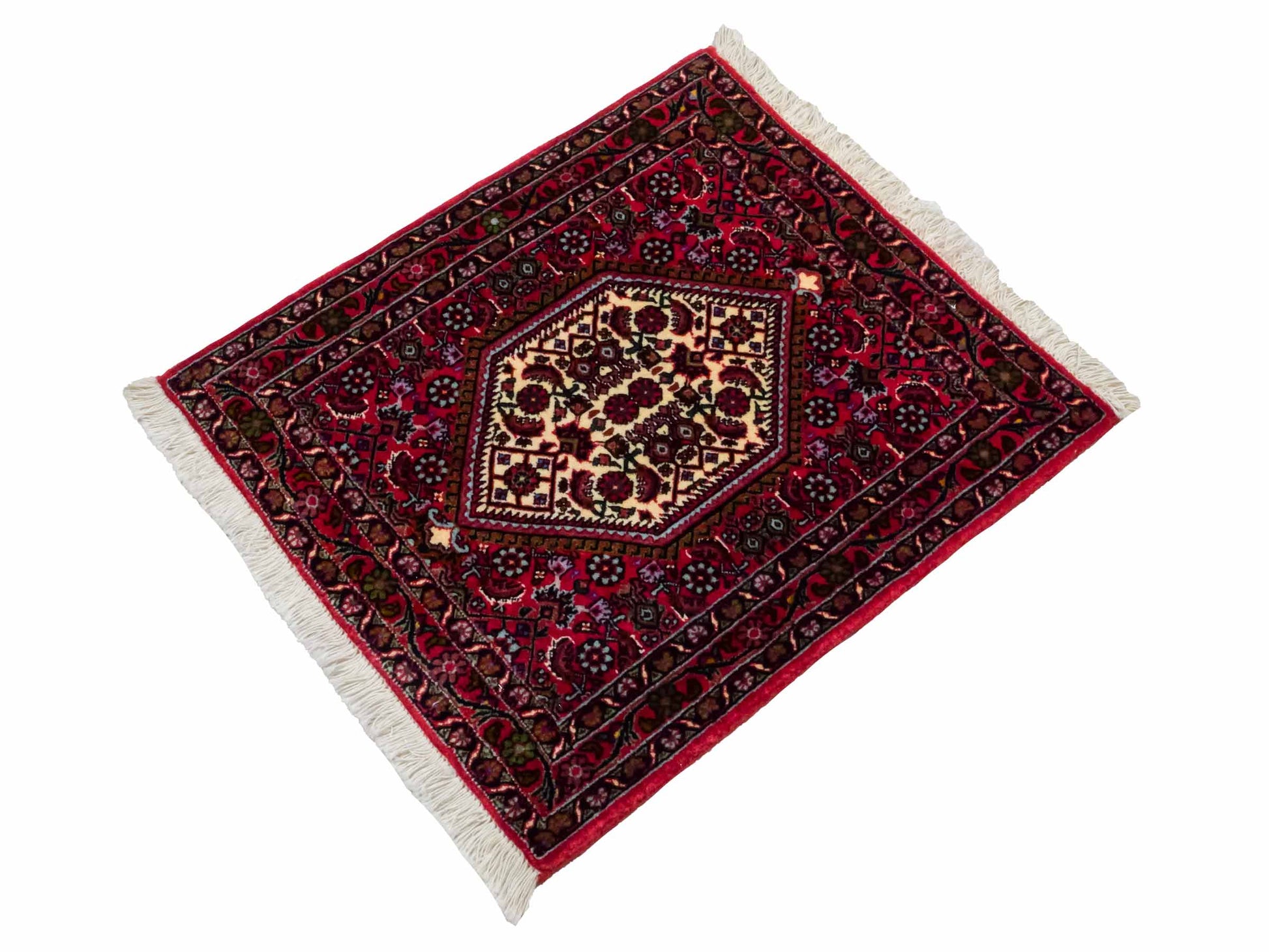 Handgeknüpfter Bidjar Sandjan Perserteppich von Khademi aus Wolle, rot. Kurdischer Dorfteppich mit geometrischem Medaillon. Von Hand geknüpft in Iran. Größe: 60 cm x 50 cm. Teppichnummer: DB3-1049. Verkauf durch Jupiter Intl.