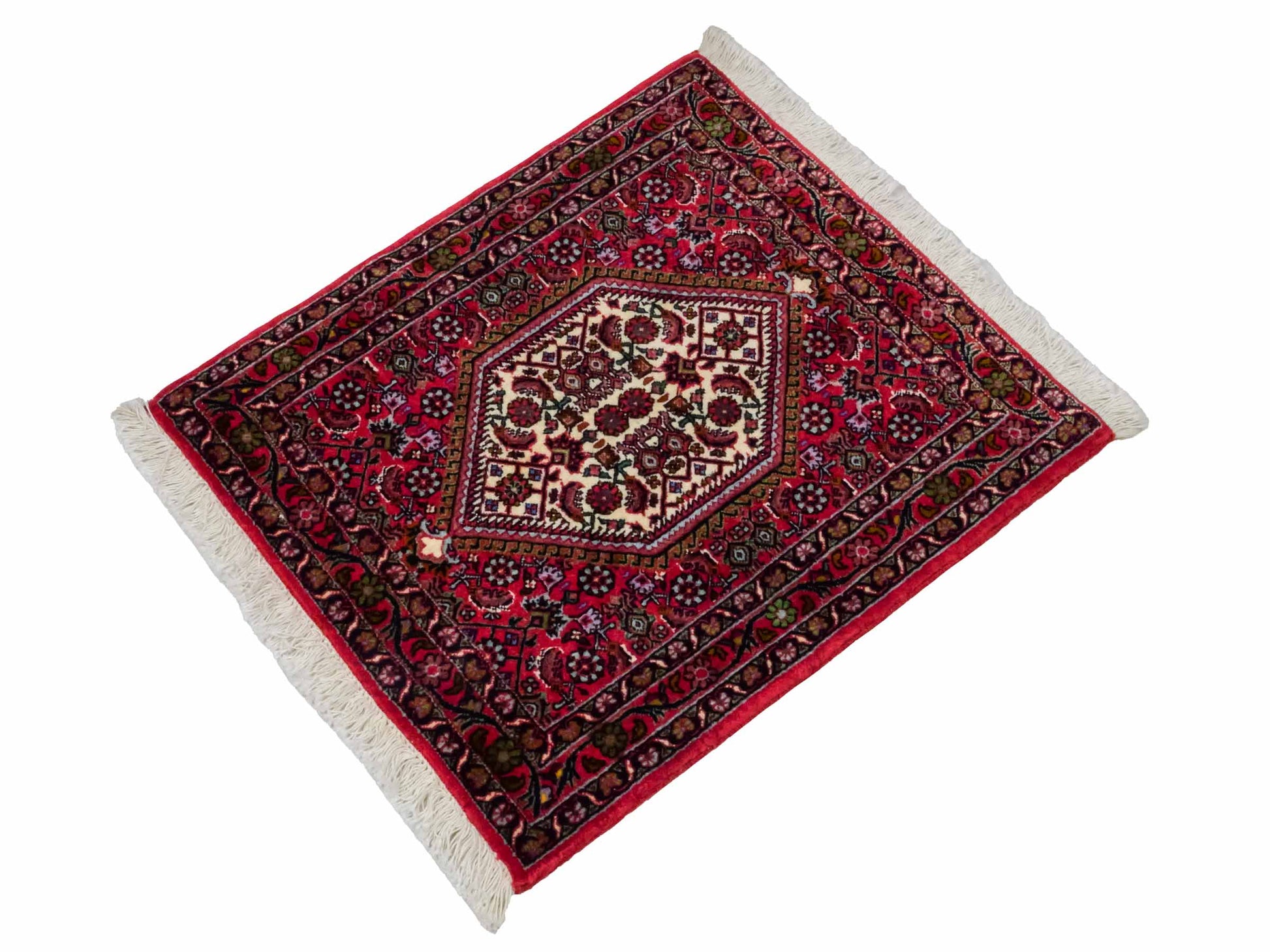 Handgeknüpfter Bidjar Sandjan Perserteppich von Khademi aus Wolle, rot. Kurdischer Dorfteppich mit geometrischem Medaillon. Von Hand geknüpft in Iran. Größe: 60 cm x 50 cm. Teppichnummer: DB3-1049. Verkauf durch Jupiter Intl.
